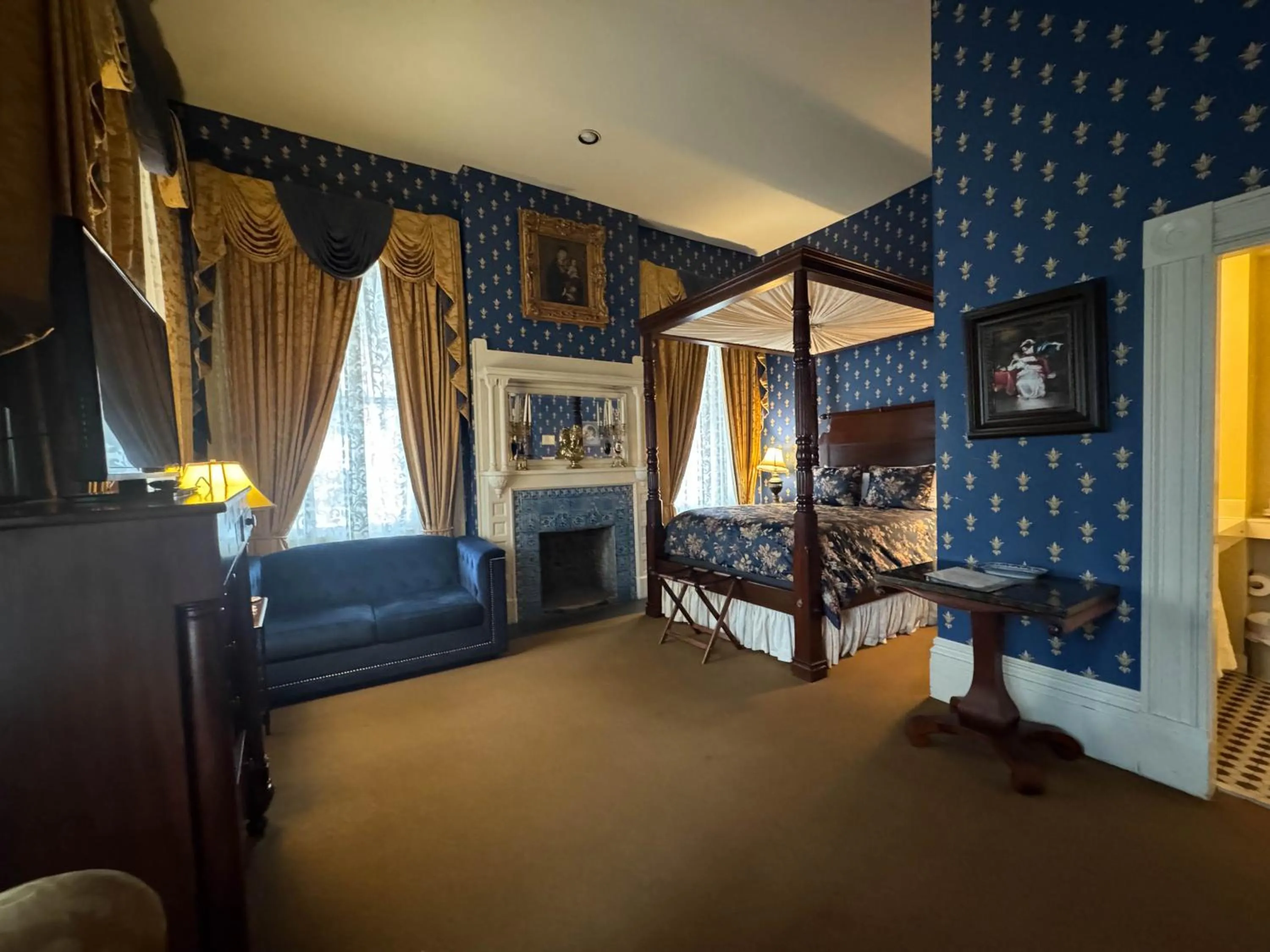 Photo of the whole room in The Guest House Historic Mansion