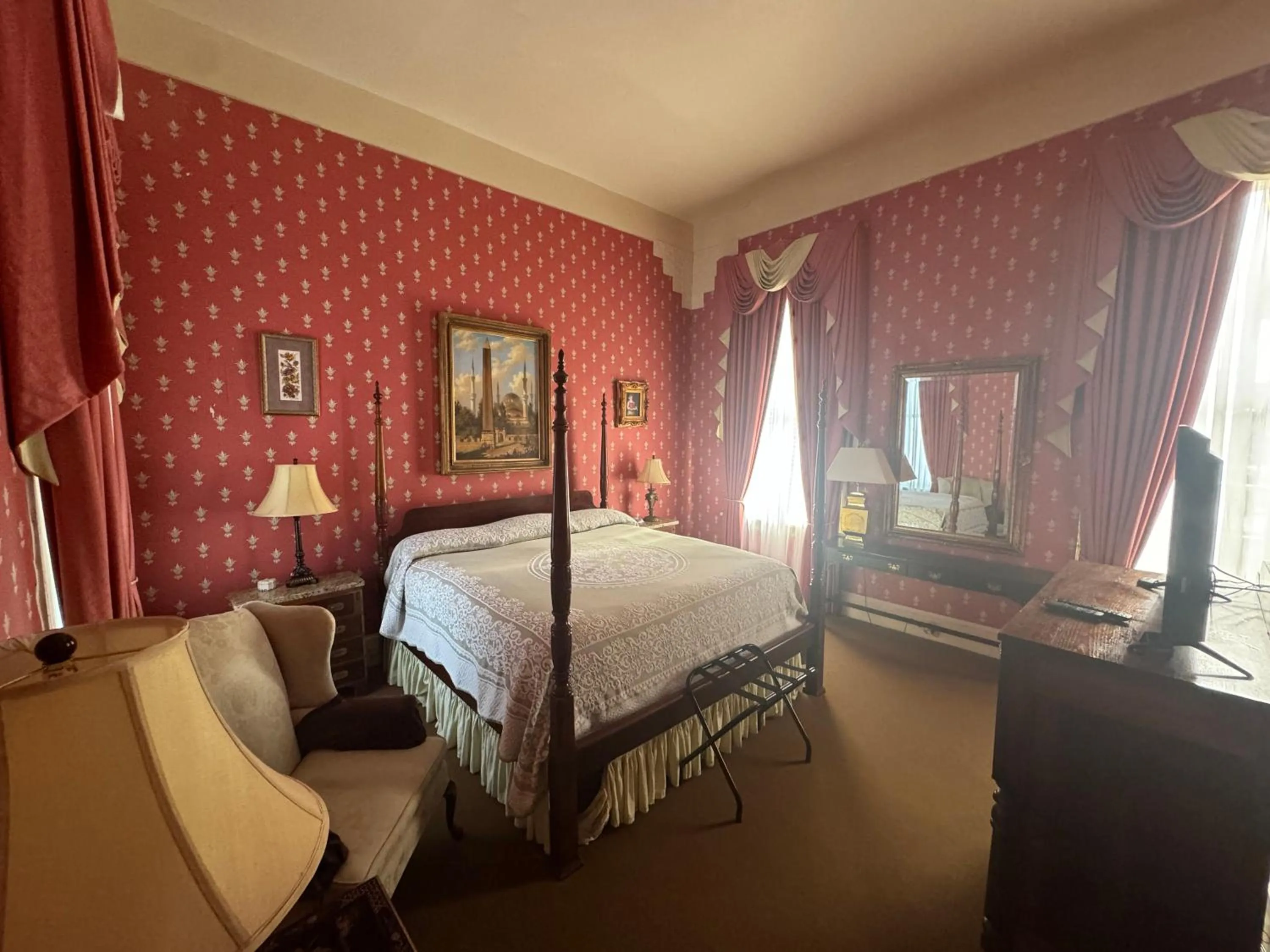 Photo of the whole room in The Guest House Historic Mansion