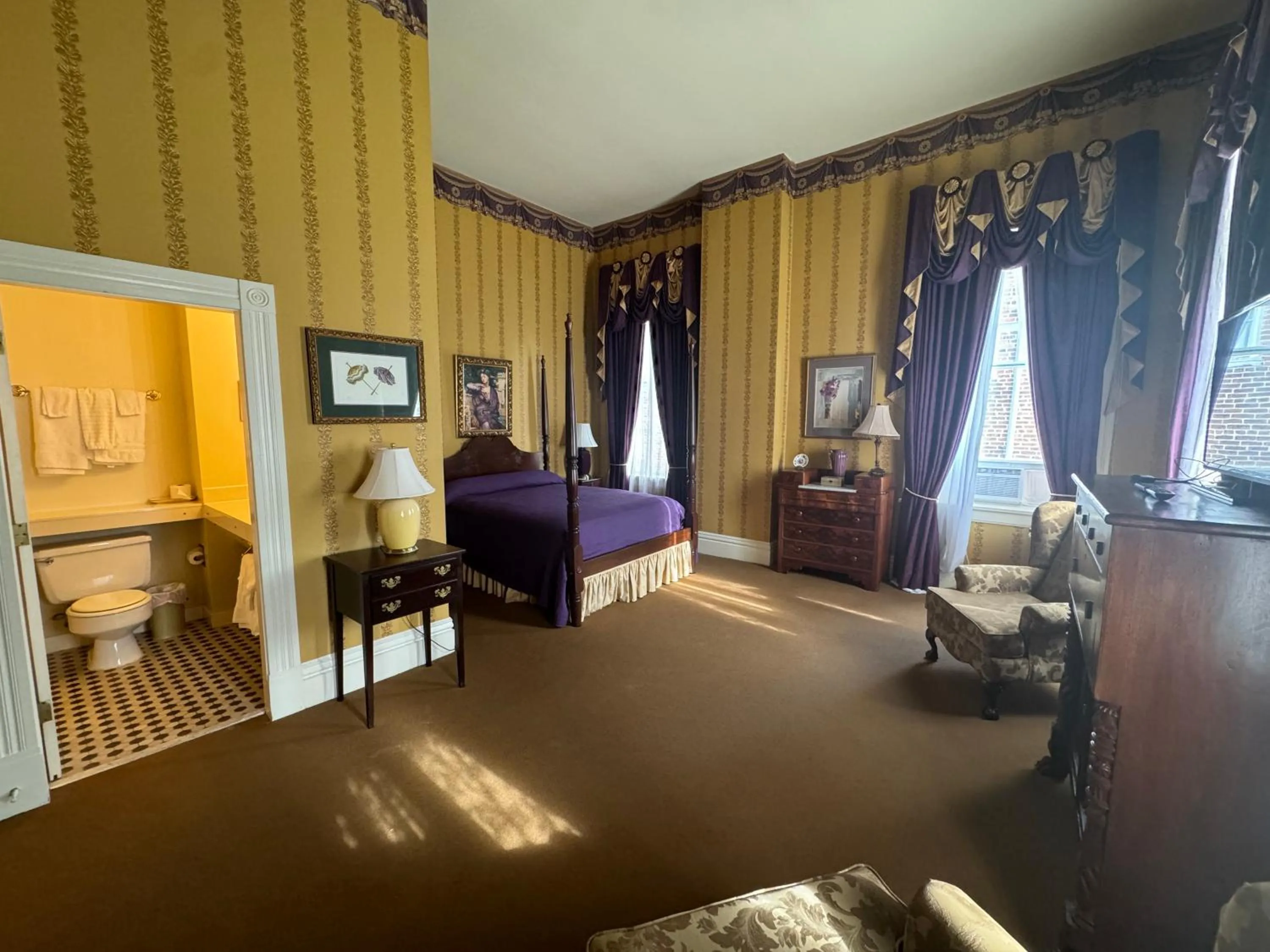 Photo of the whole room in The Guest House Historic Mansion