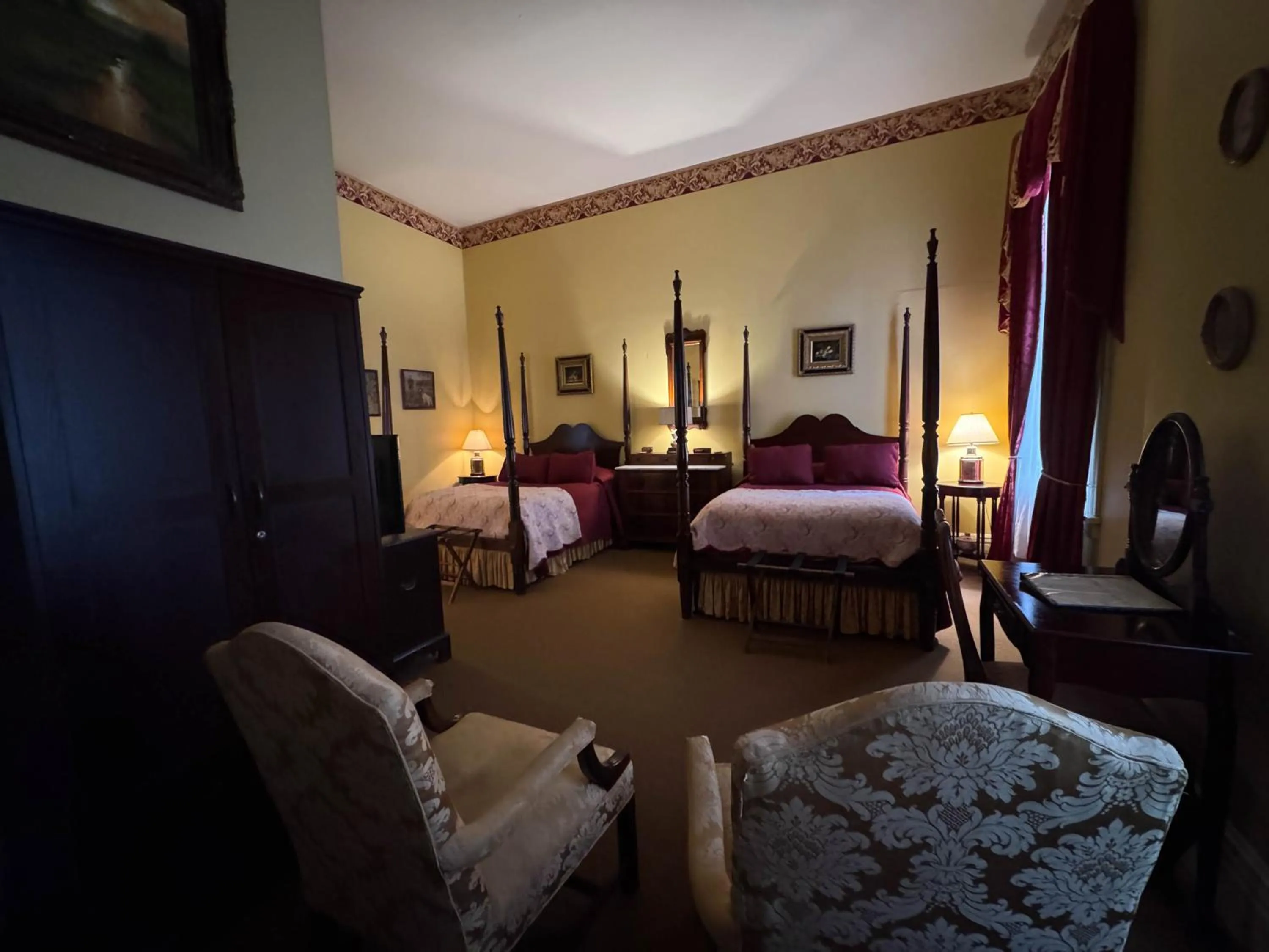 Photo of the whole room in The Guest House Historic Mansion
