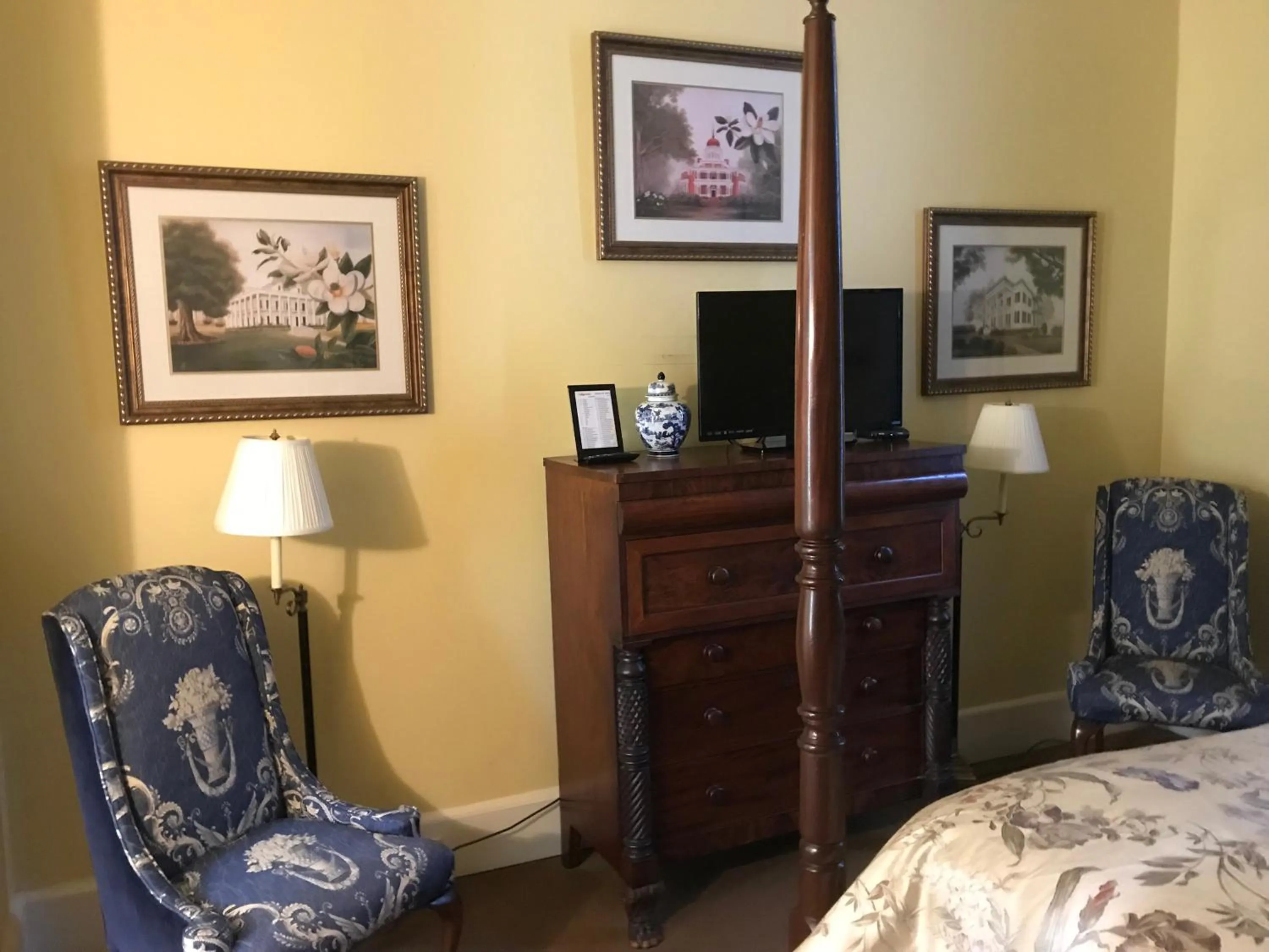 TV and multimedia in The Guest House Historic Mansion