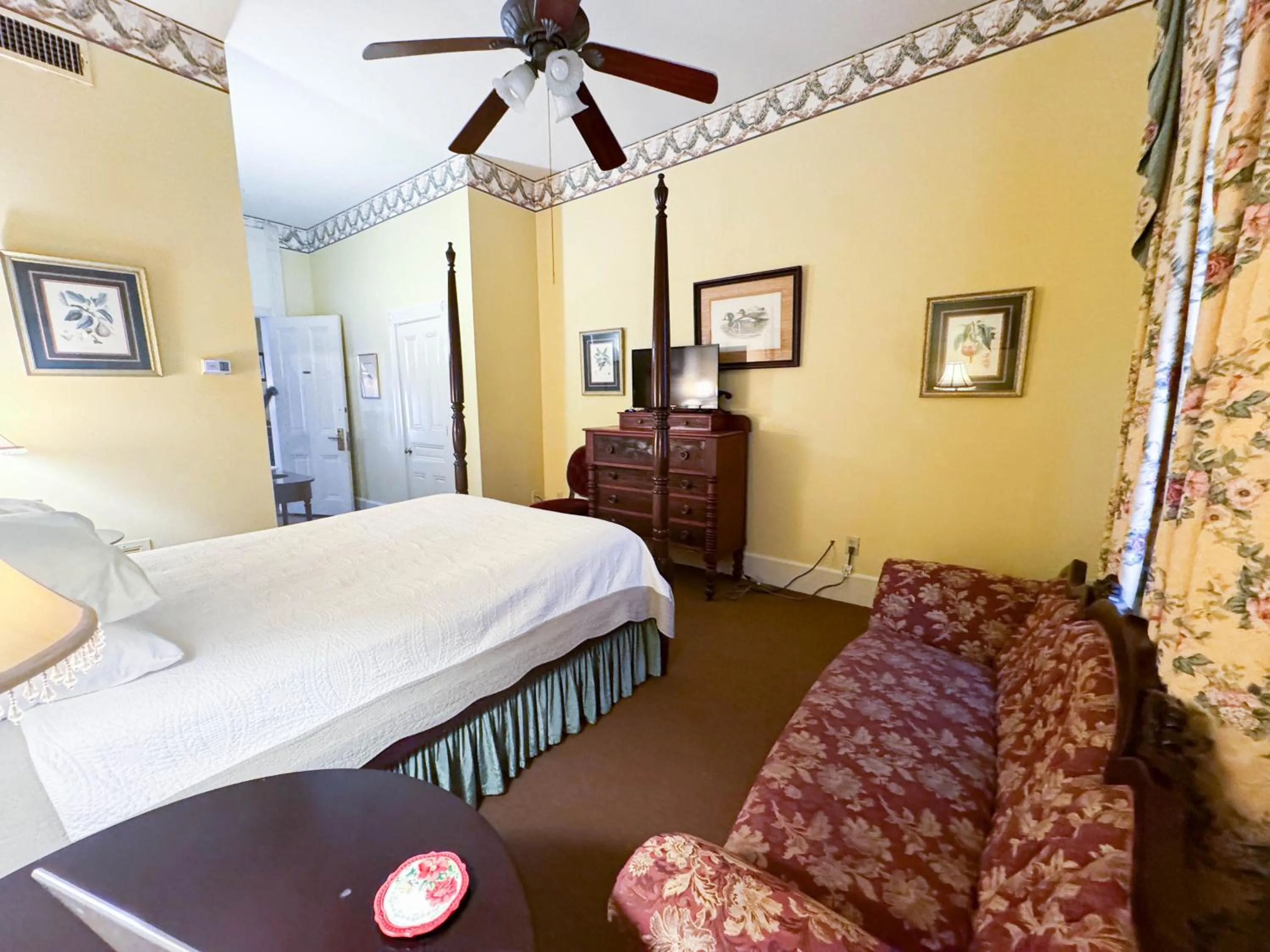 Photo of the whole room in The Guest House Historic Mansion