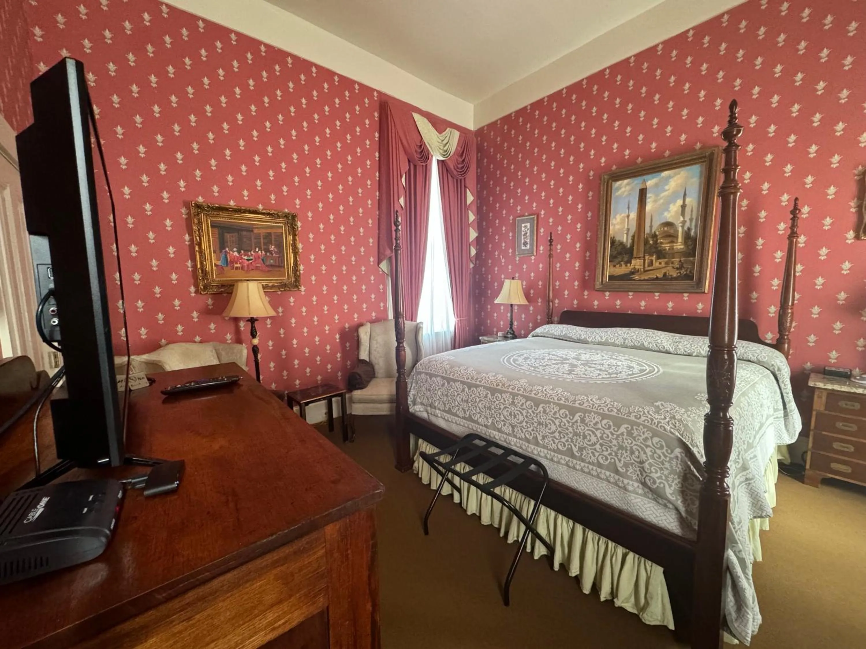 Photo of the whole room in The Guest House Historic Mansion