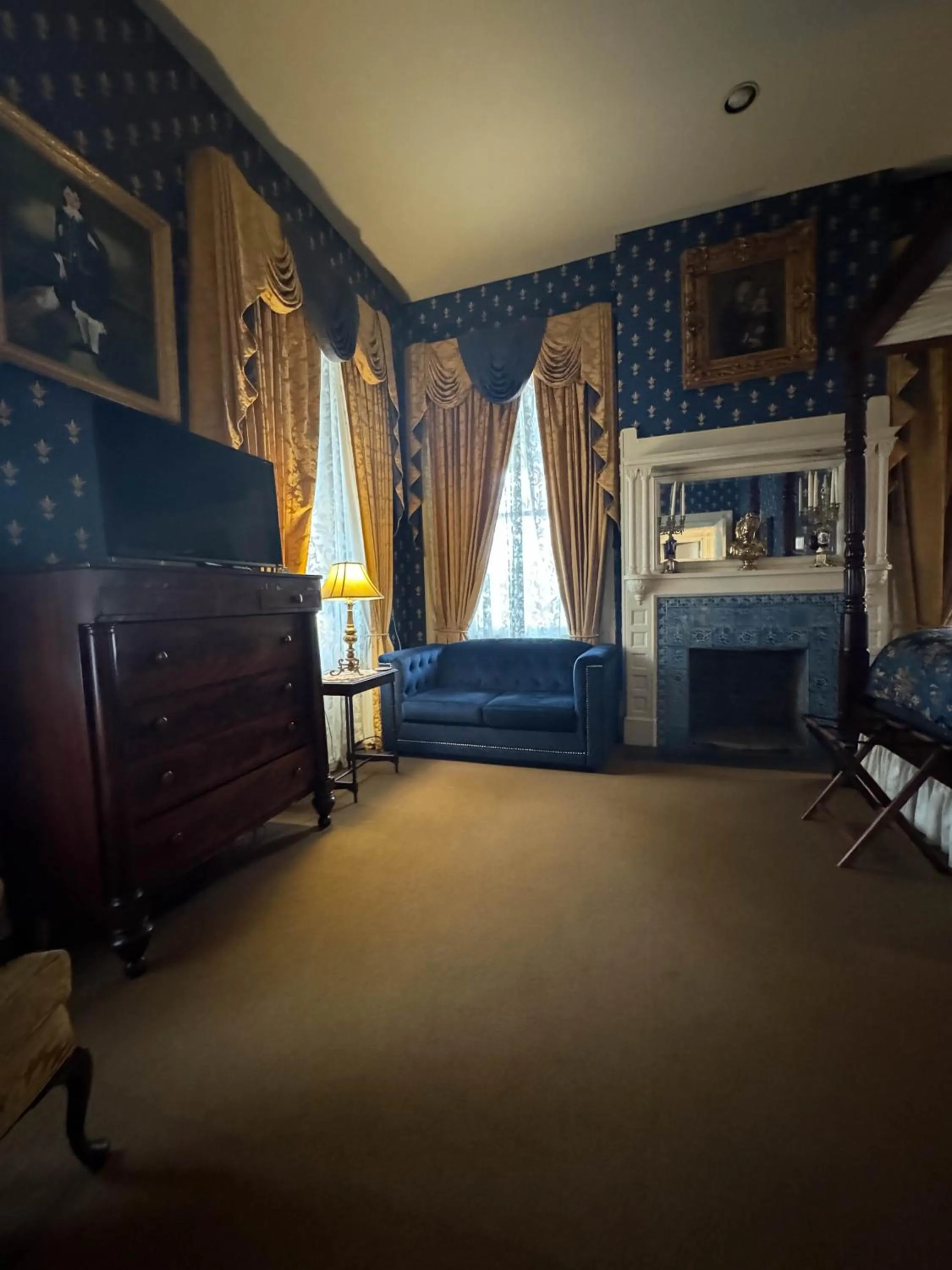 Photo of the whole room in The Guest House Historic Mansion