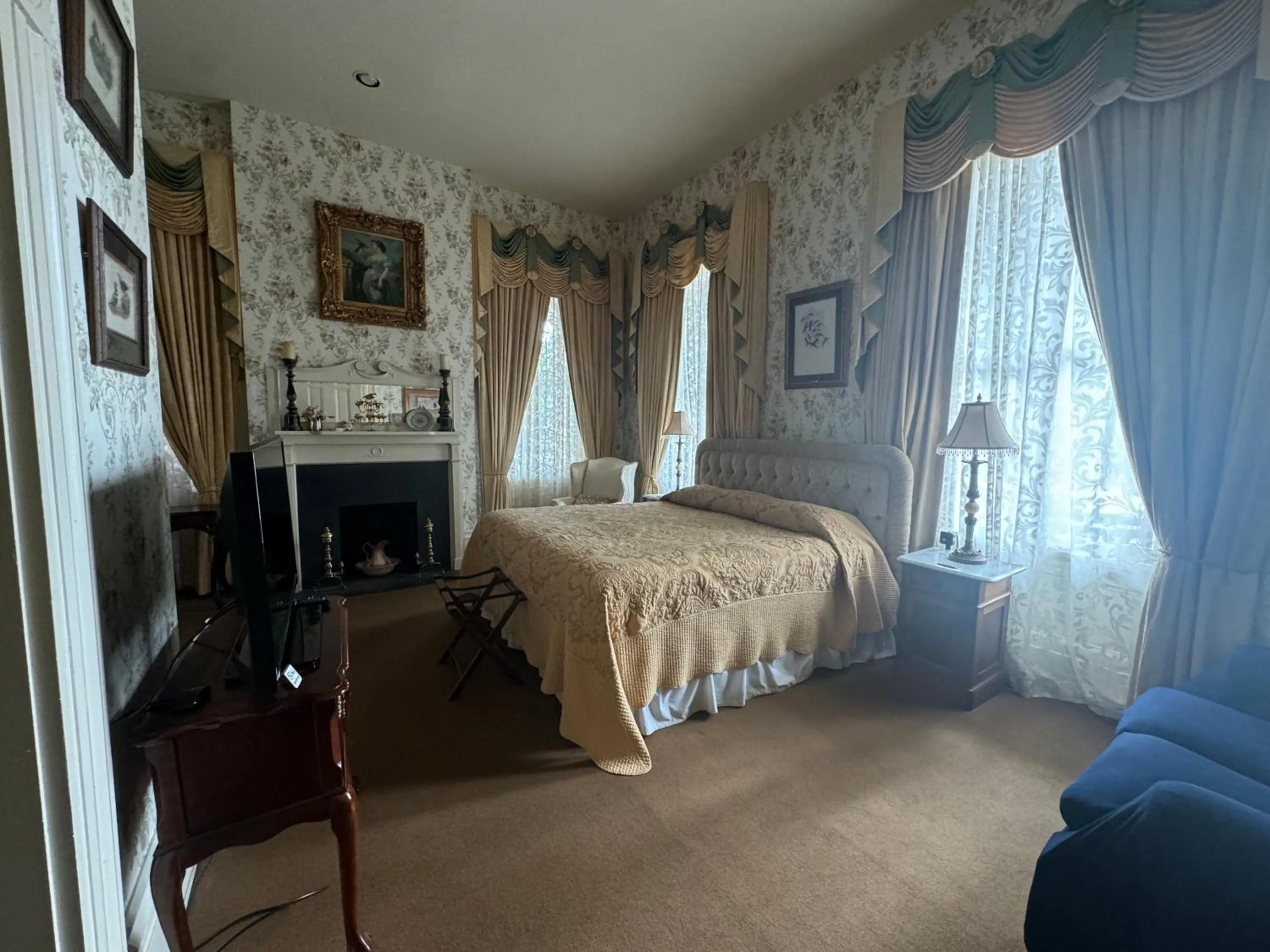 Photo of the whole room in The Guest House Historic Mansion