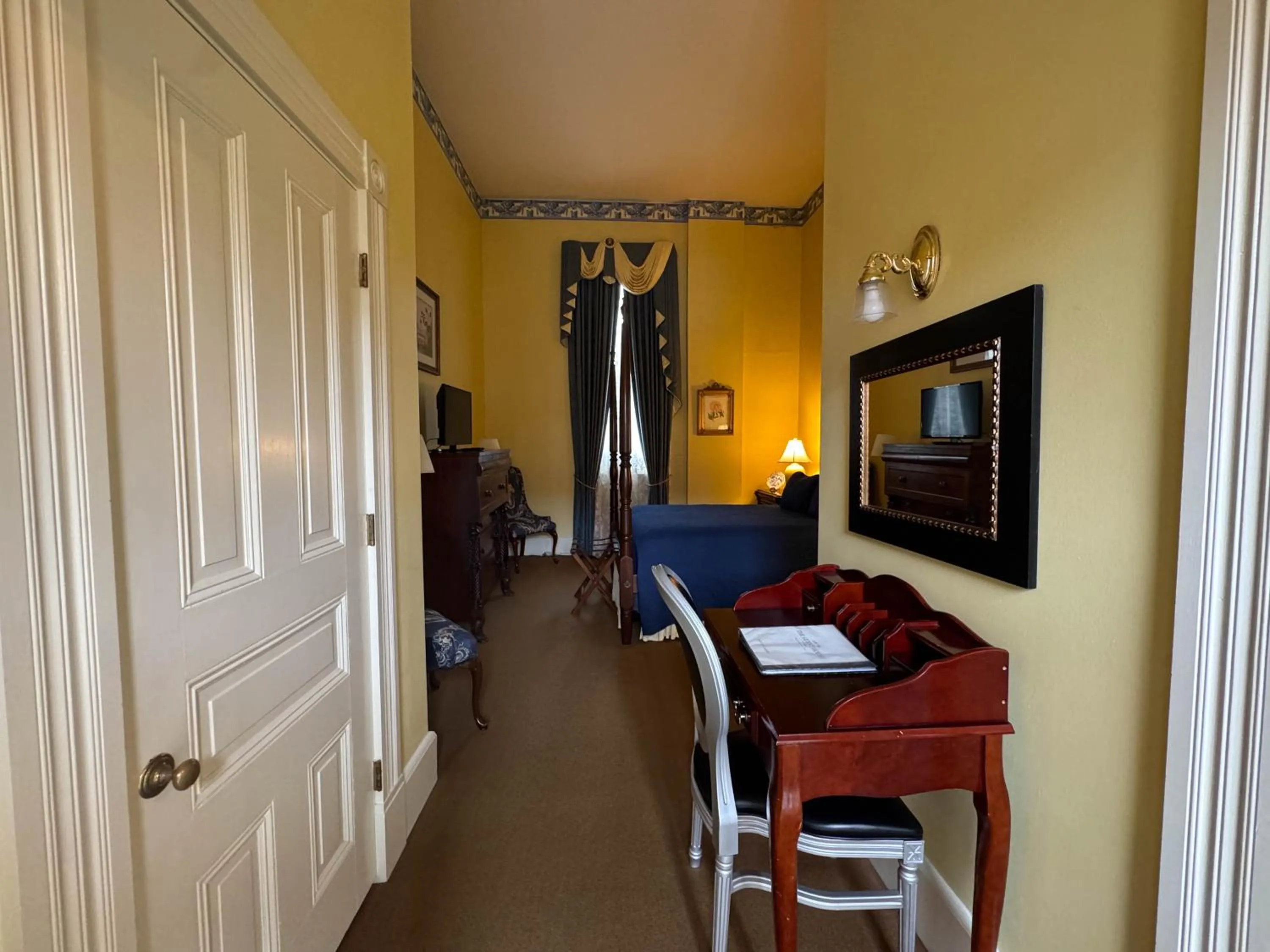 Photo of the whole room in The Guest House Historic Mansion