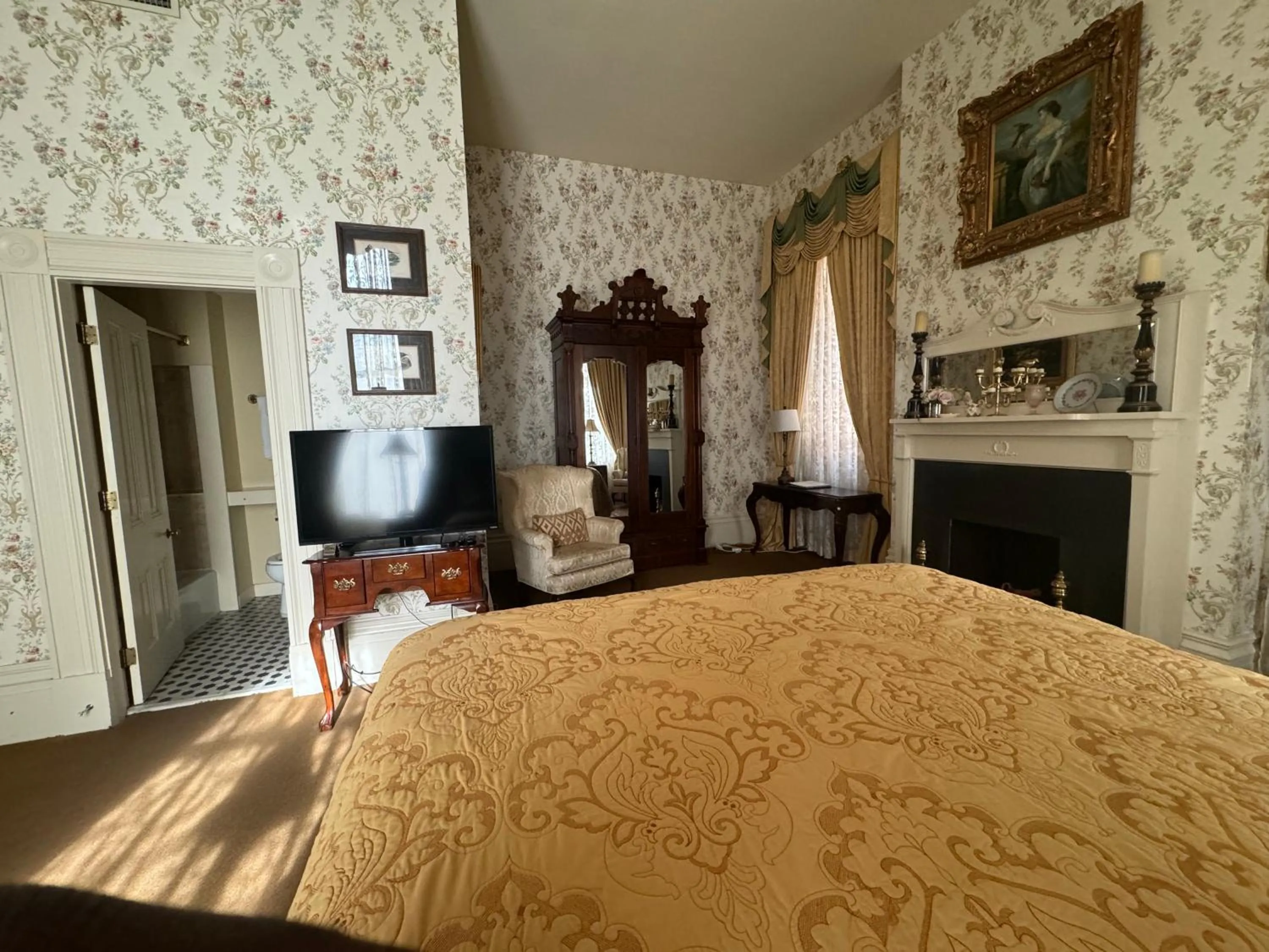 Photo of the whole room in The Guest House Historic Mansion