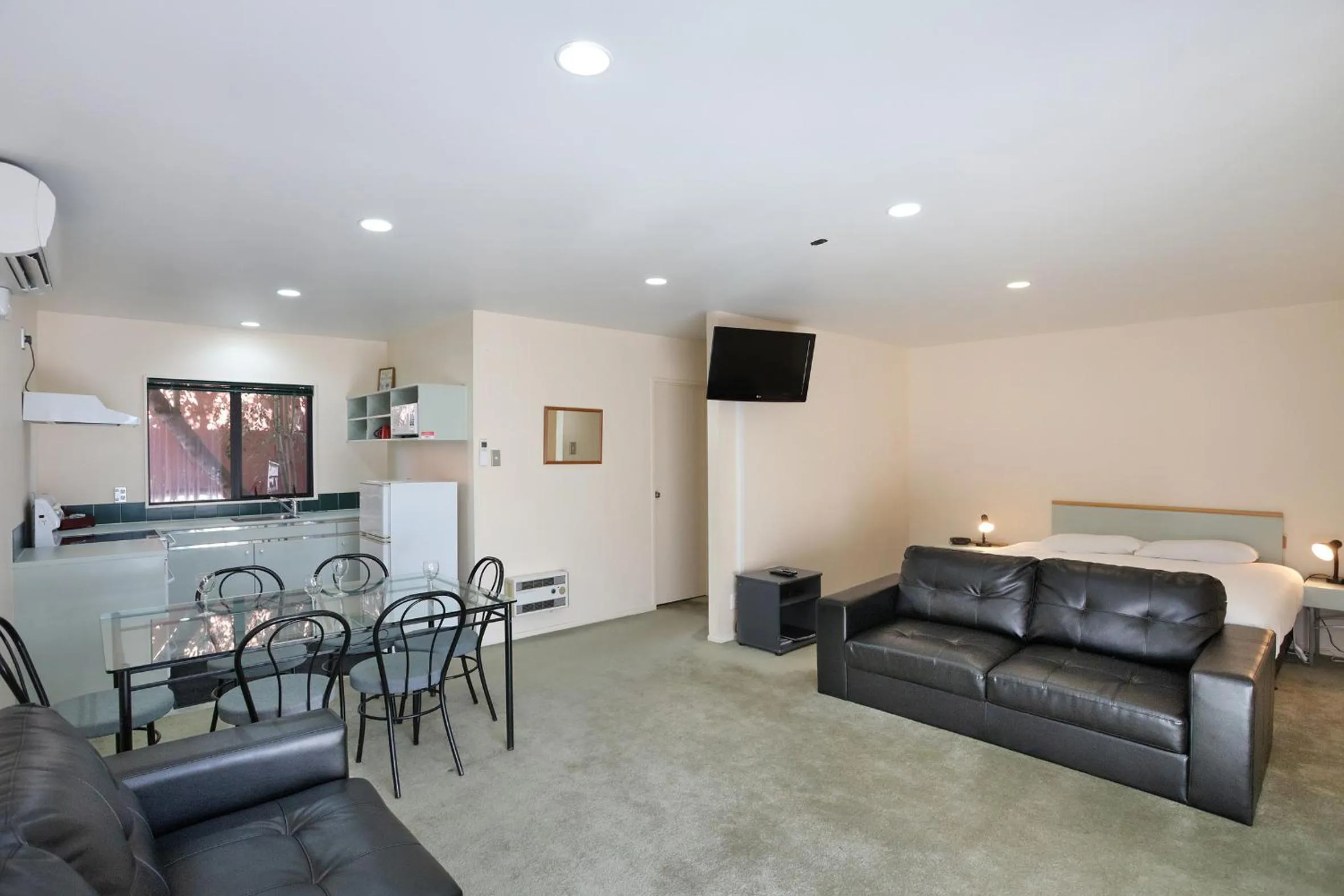 TV and multimedia in Pavilion Motel & Conference Centre