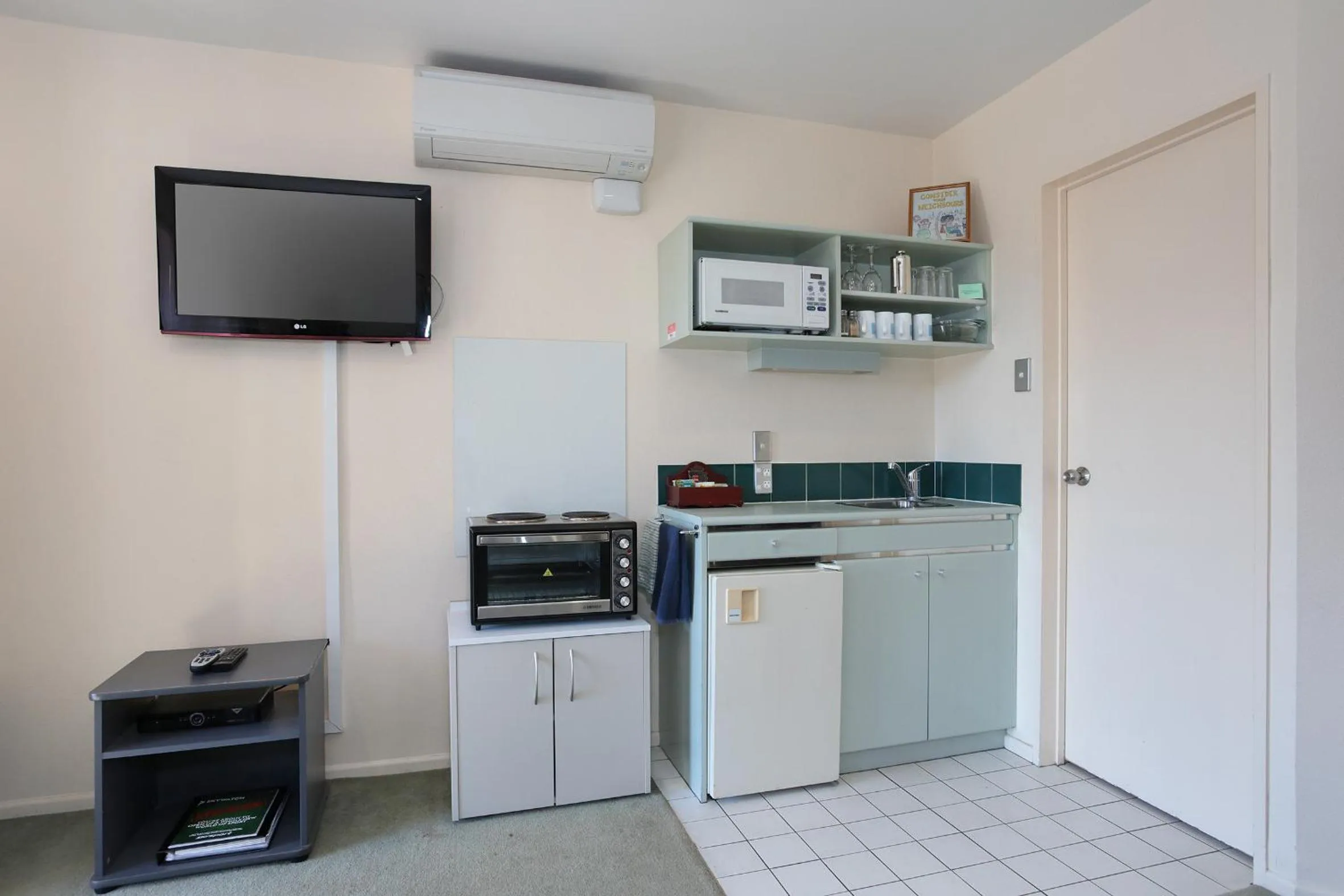 Kitchen or kitchenette in Pavilion Motel & Conference Centre