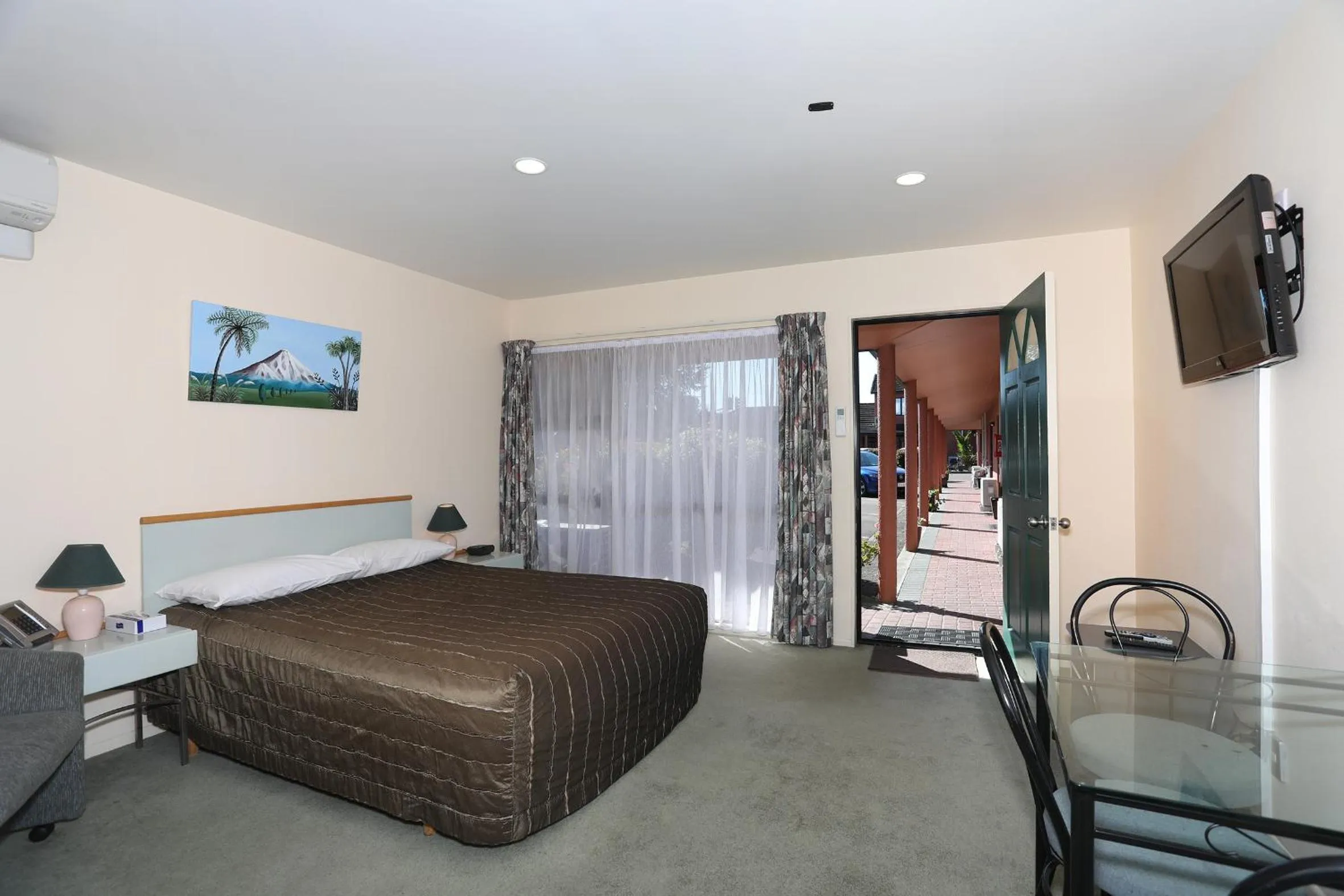 TV and multimedia, Bed in Pavilion Motel & Conference Centre