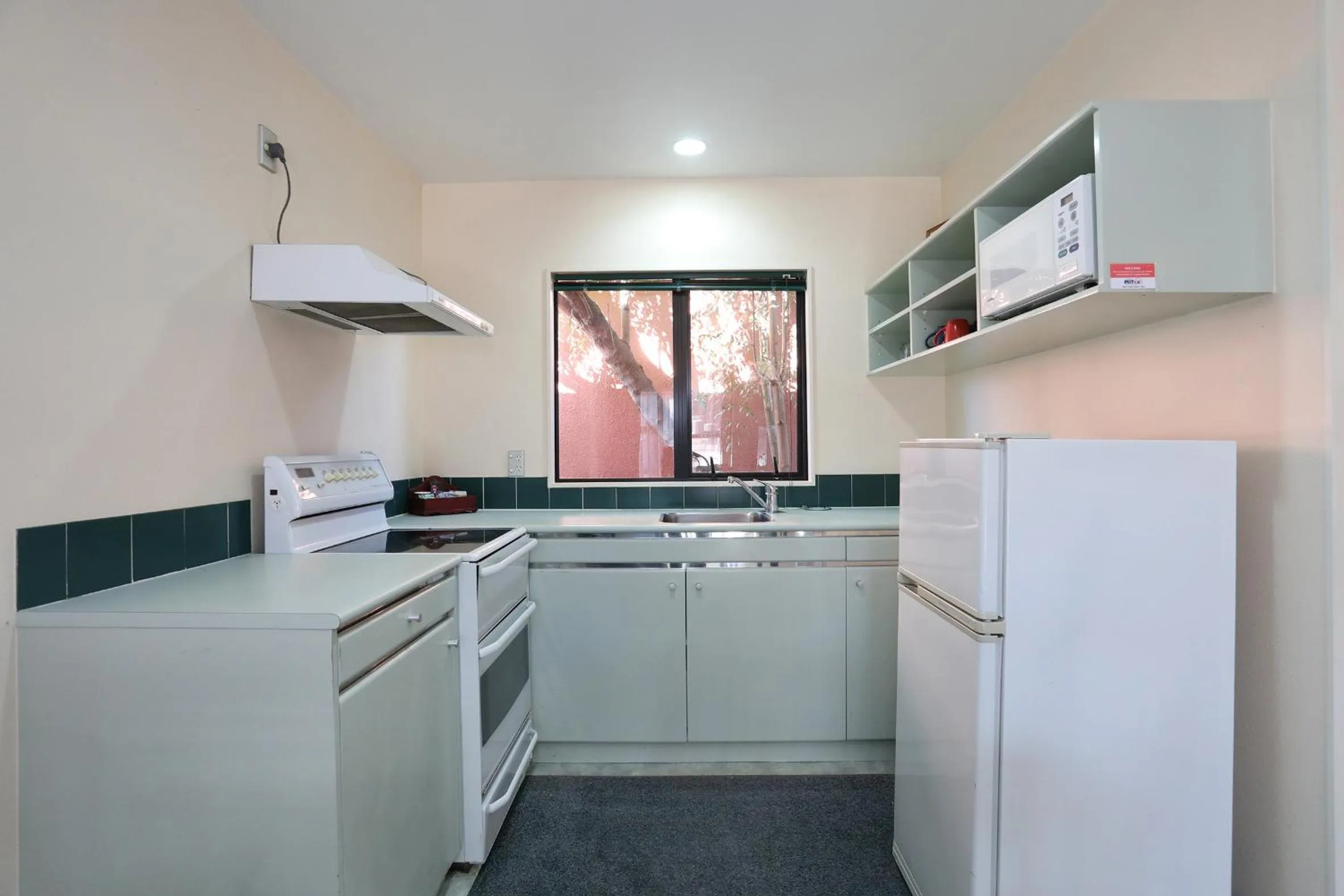 Kitchen or kitchenette in Pavilion Motel & Conference Centre