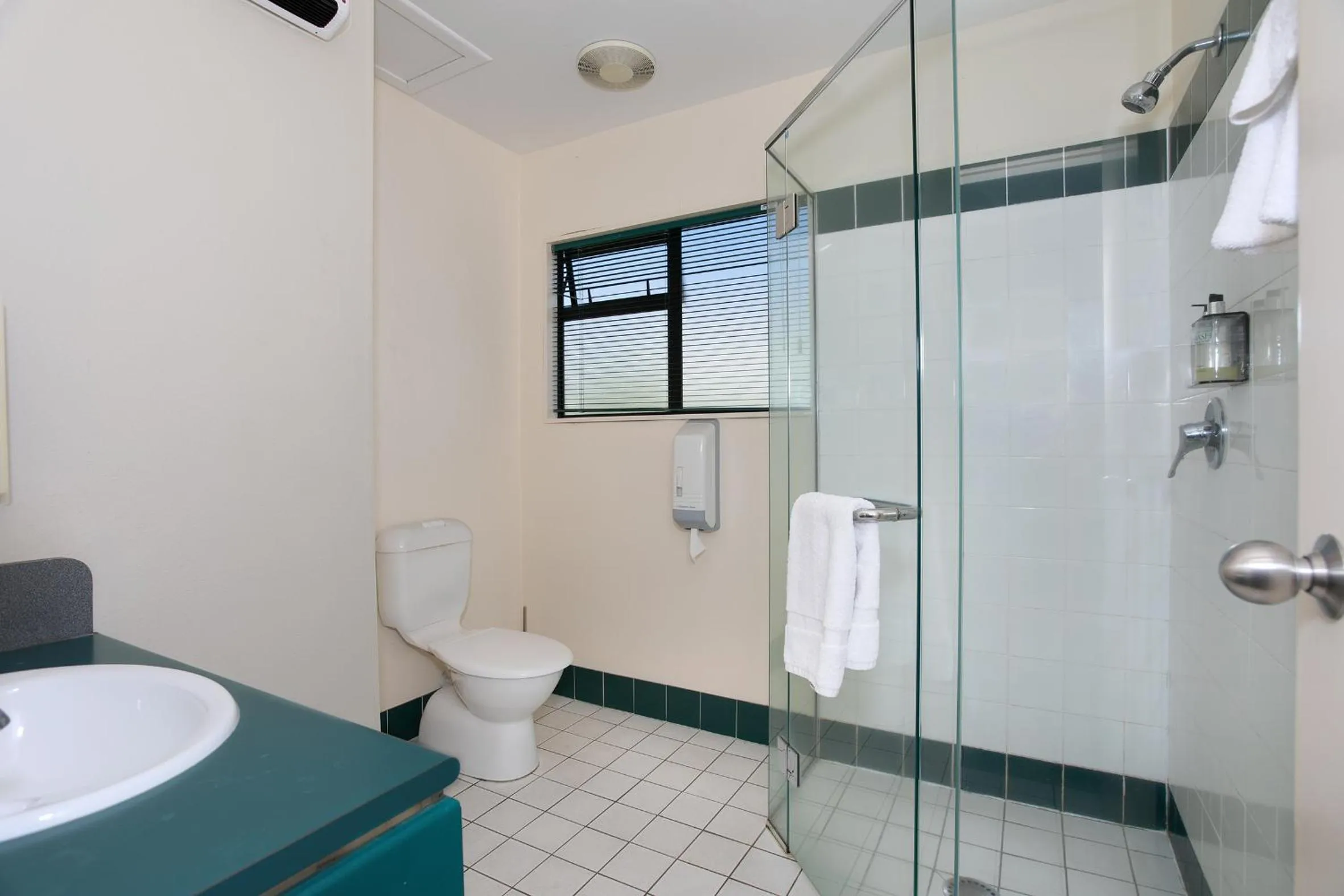 Bathroom in Pavilion Motel & Conference Centre