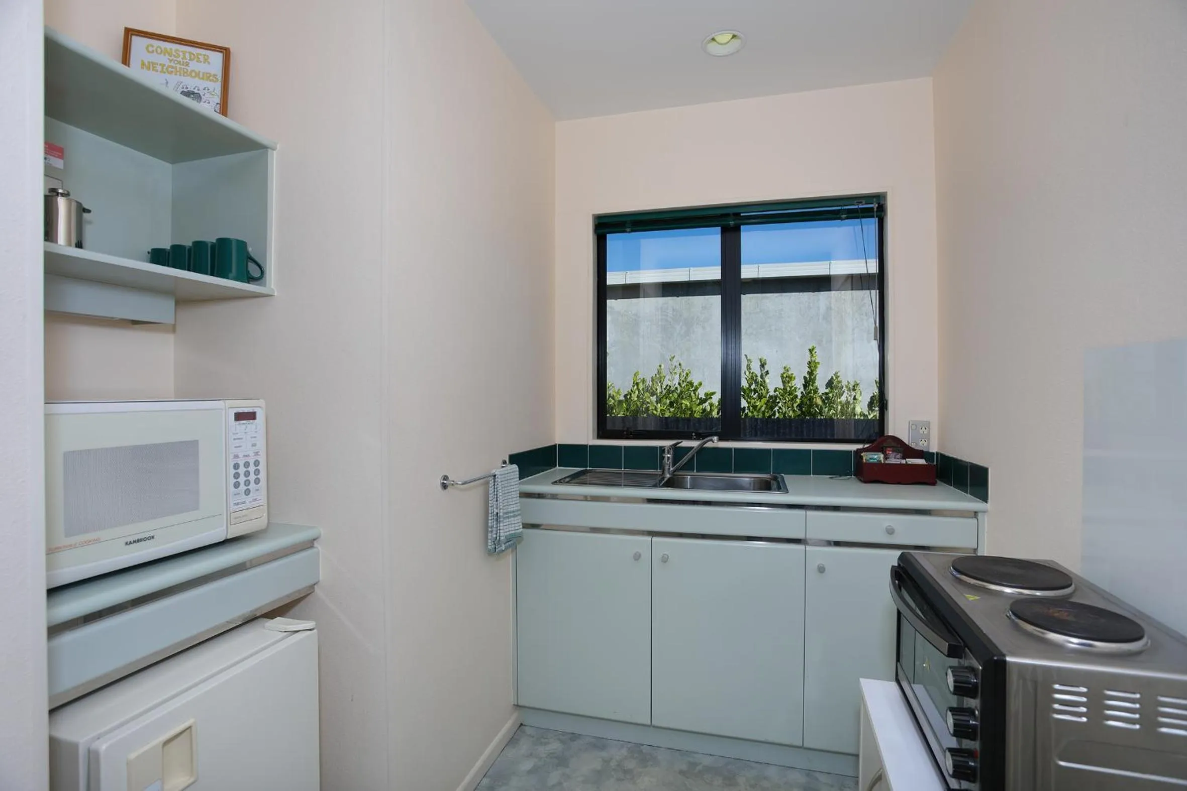 Kitchen or kitchenette in Pavilion Motel & Conference Centre