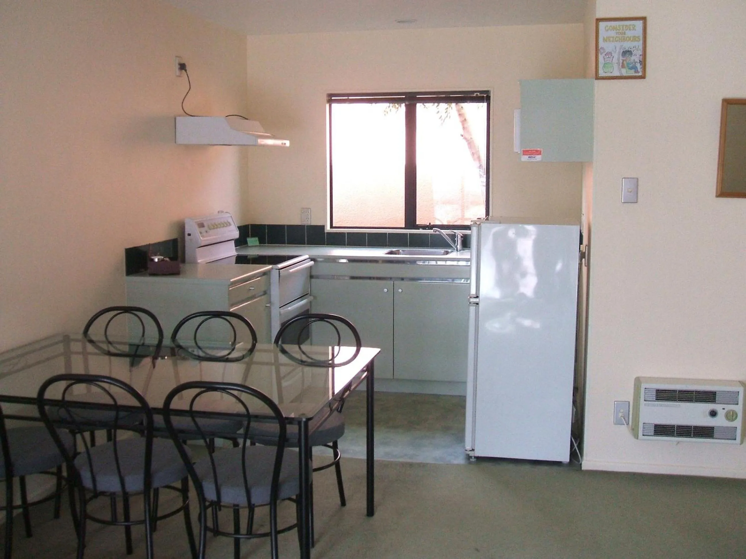 Kitchen or kitchenette in Pavilion Motel & Conference Centre
