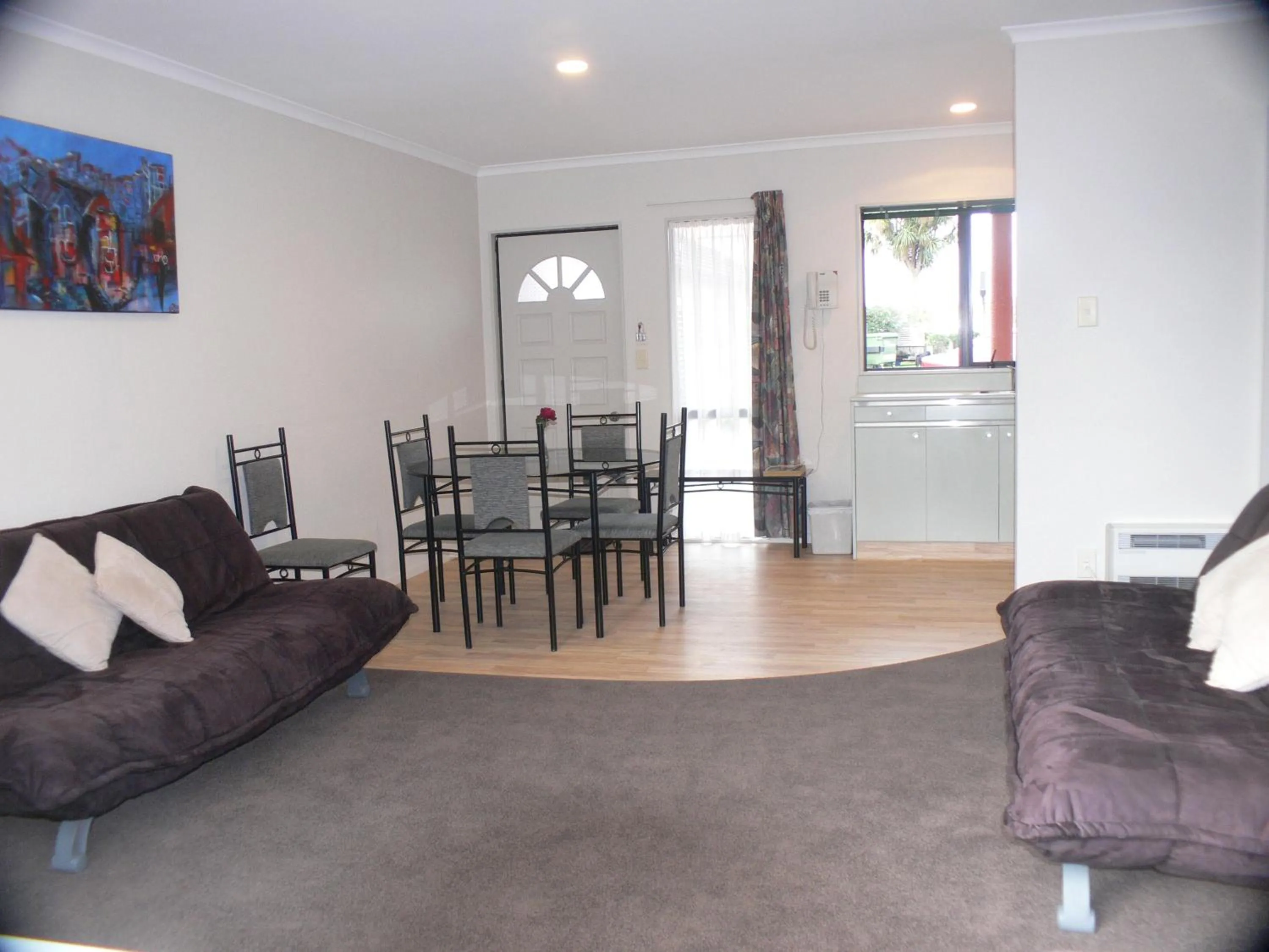 Living room in Pavilion Motel & Conference Centre