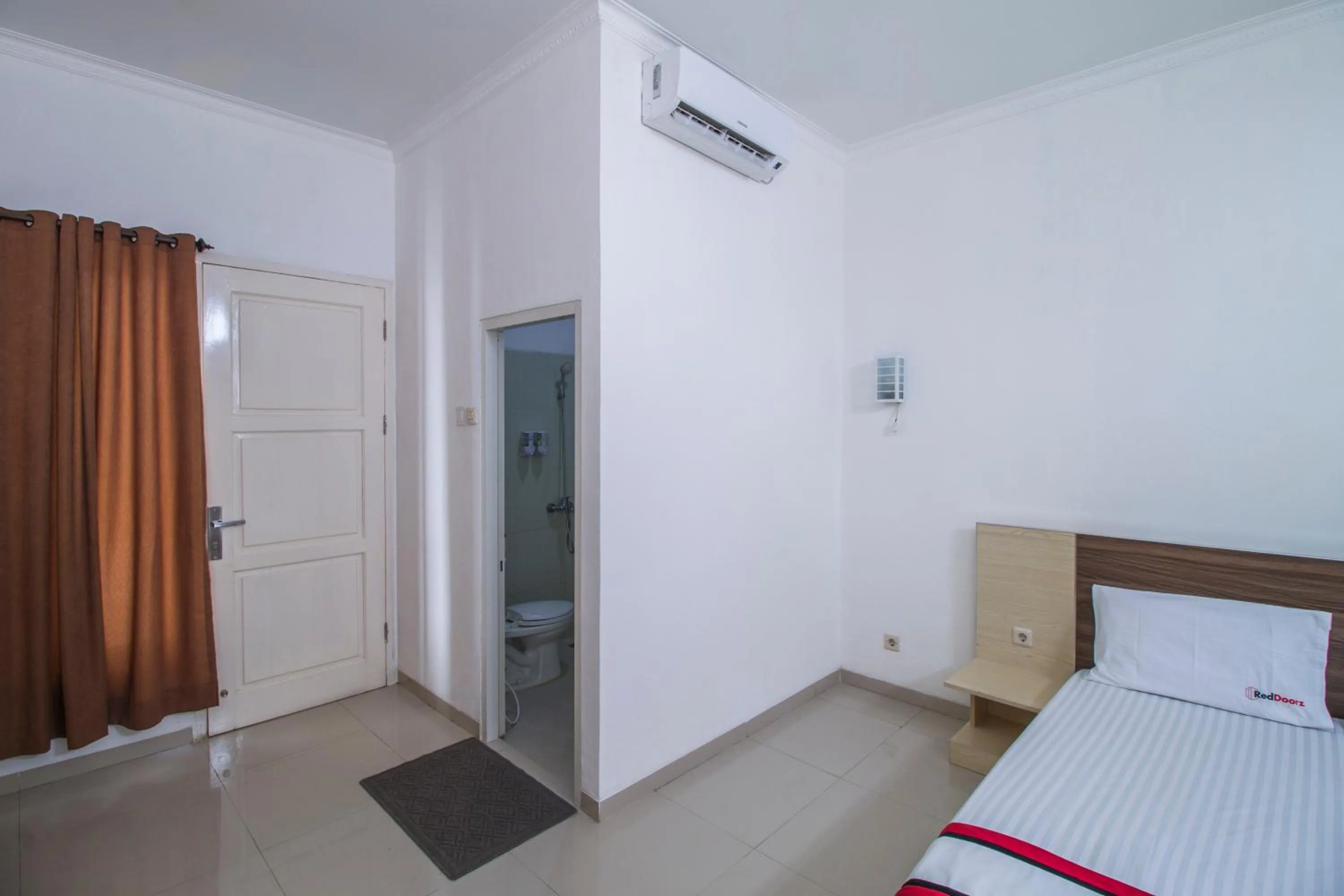 Bedroom in RedDoorz @ Jatiwaringin