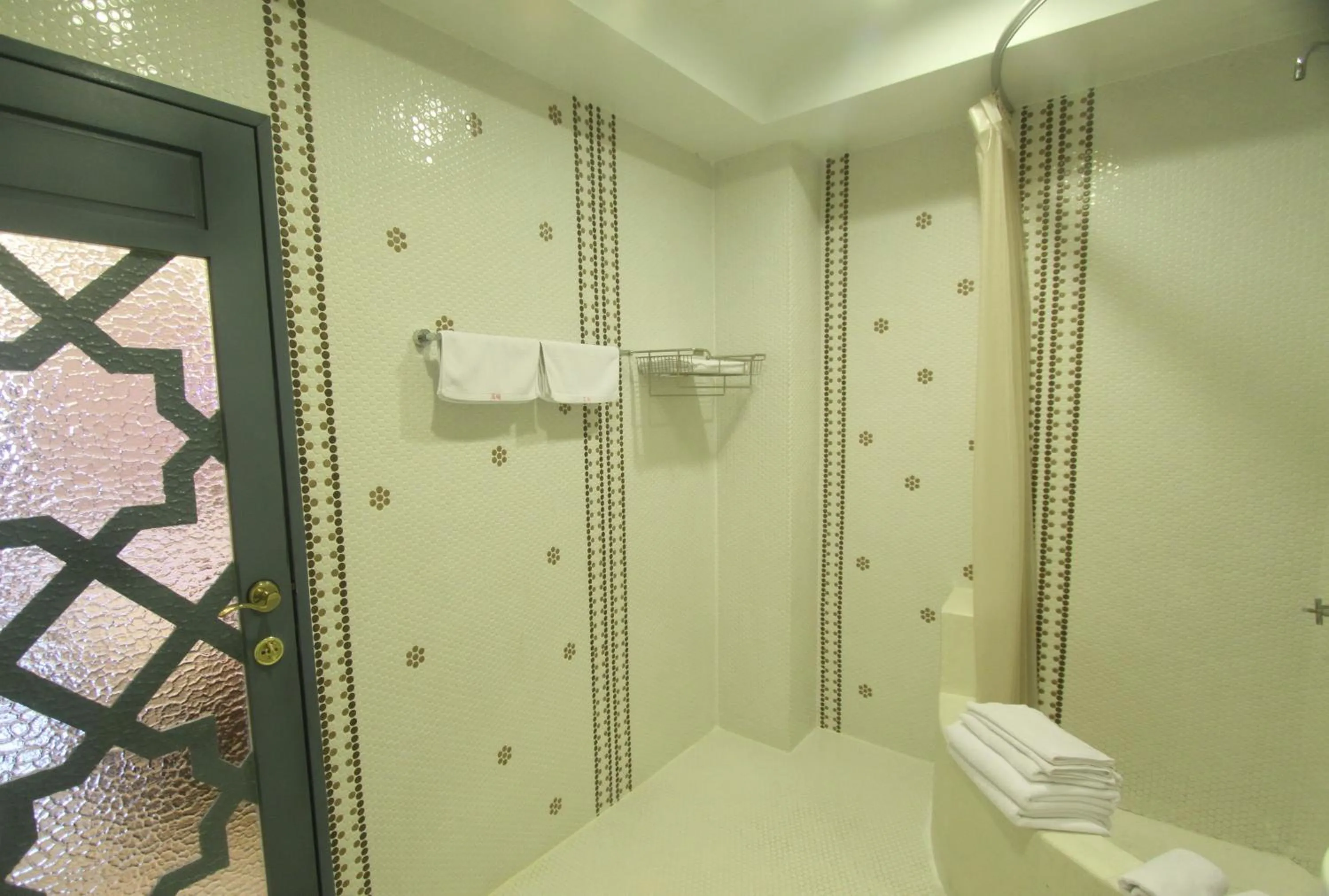 Shower in Moroccan Holiday Suite