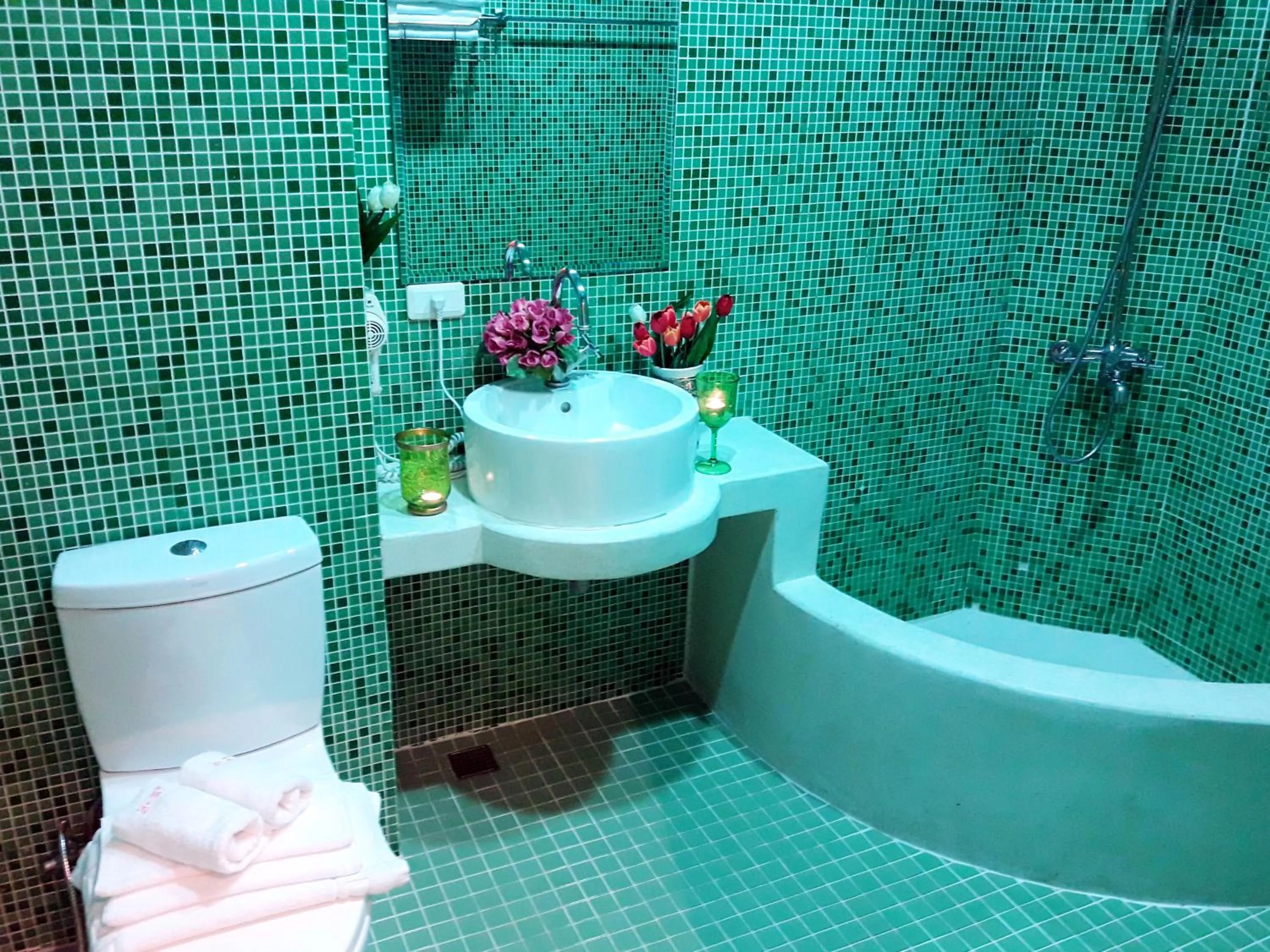 Shower in Moroccan Holiday Suite