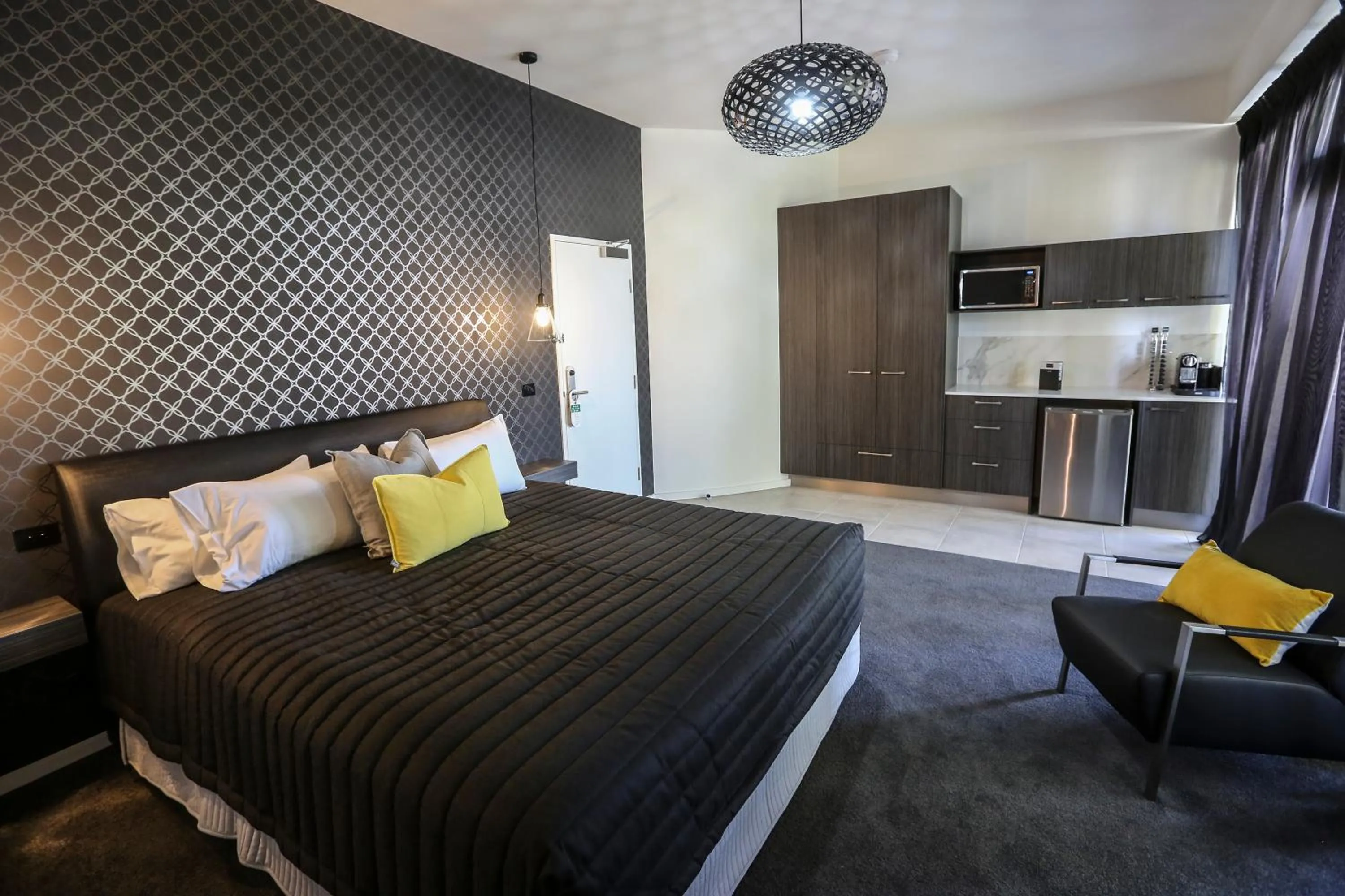 Bedroom, Bed in Indulge Apartments - CBD