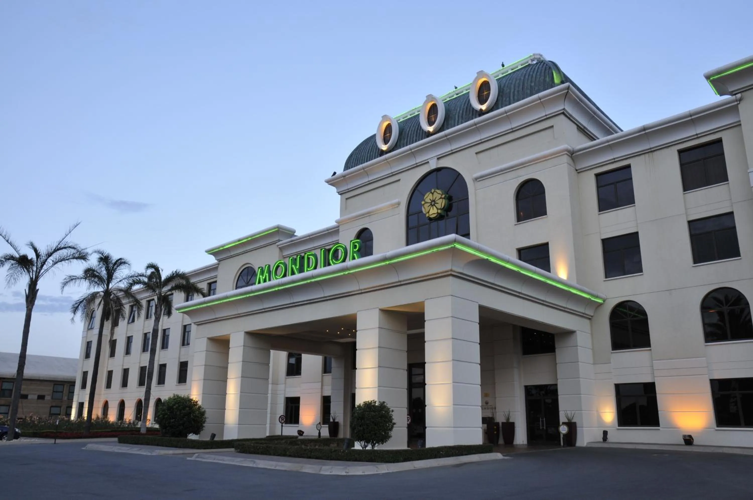 Facade/entrance in Mondior at Emperors Palace