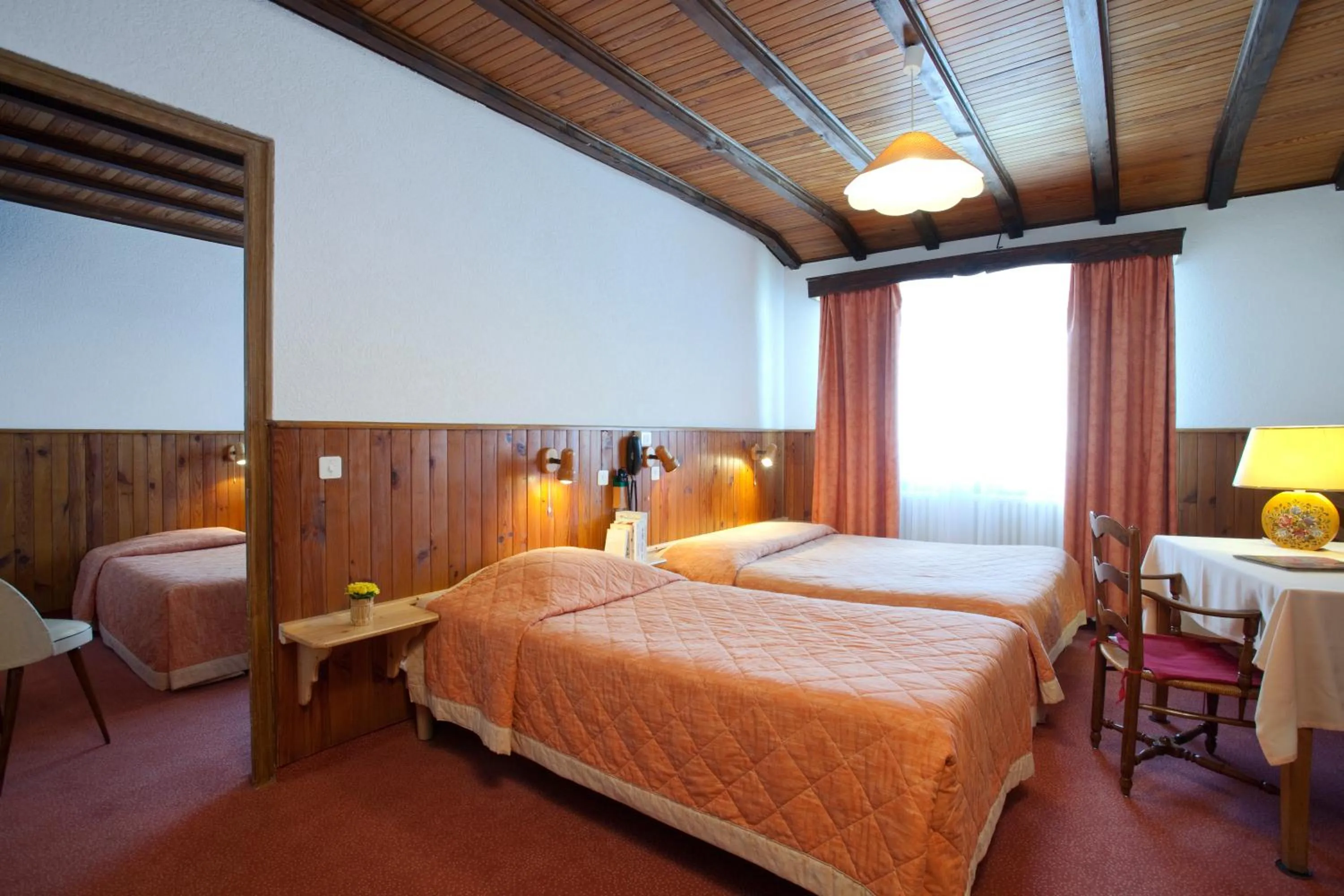 Day, Bed in Logis Hôtel La Petite Chaumière