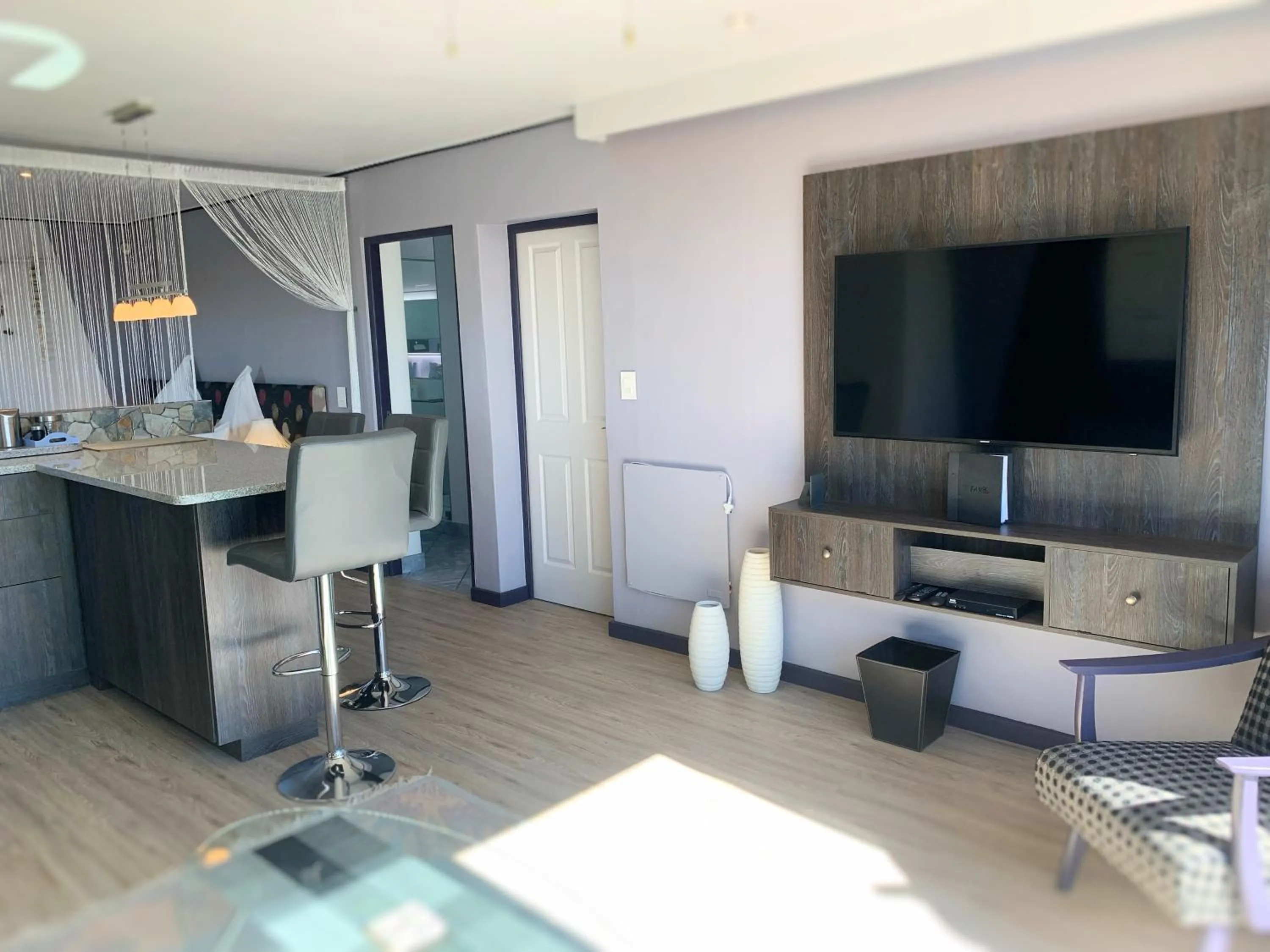 TV and multimedia in Farr Out Guest House