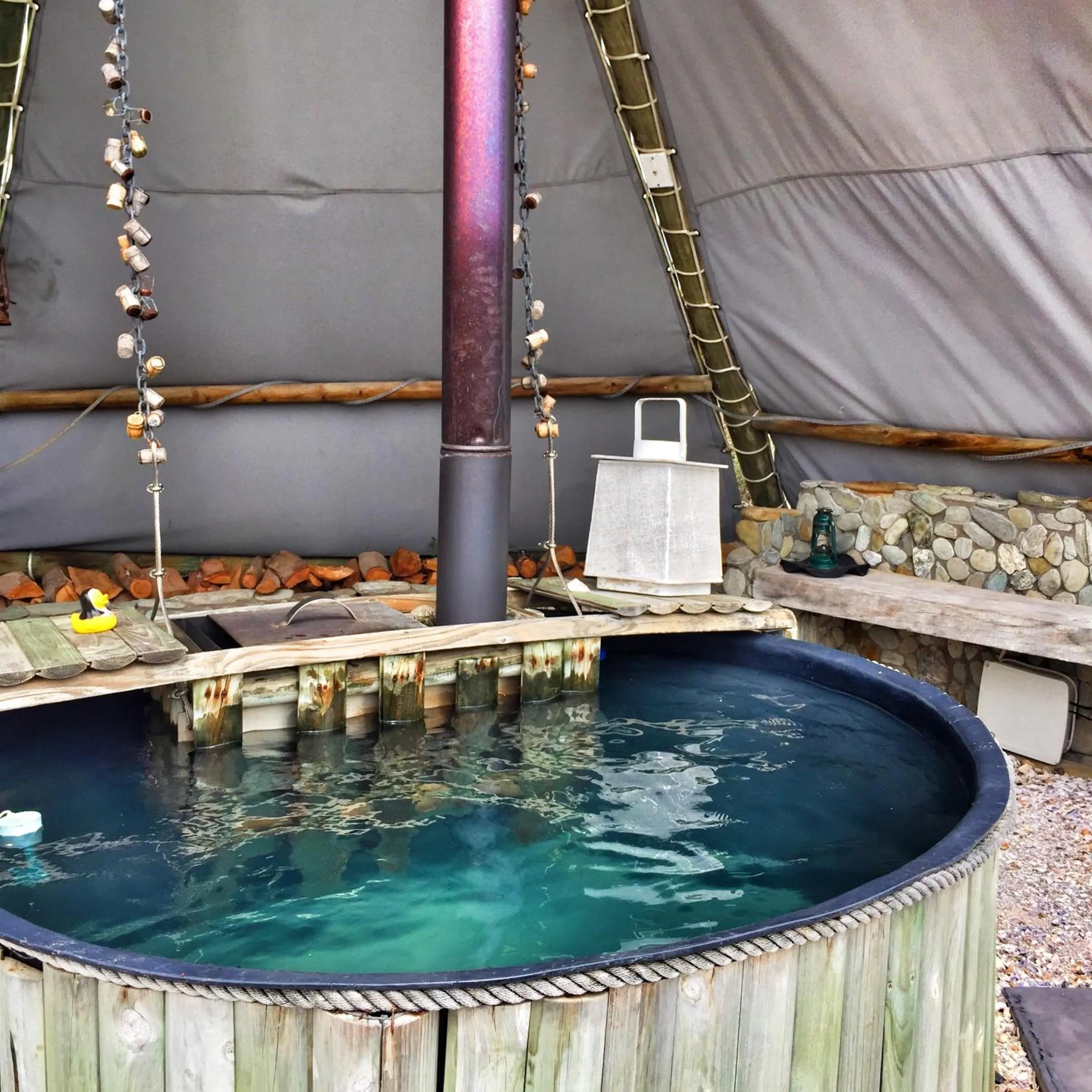 Hot Tub in Farr Out Guest House