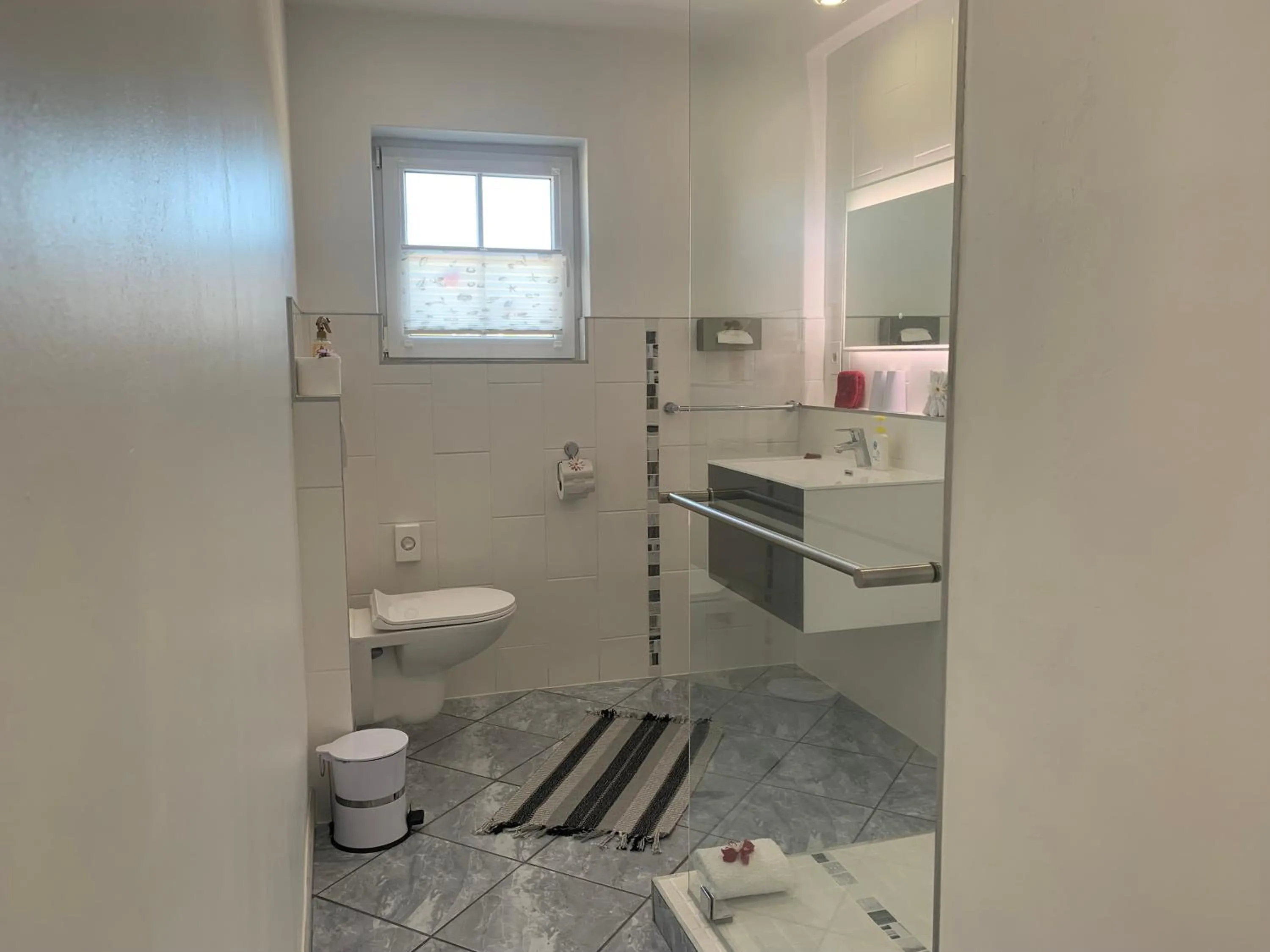 Toilet in Farr Out Guest House