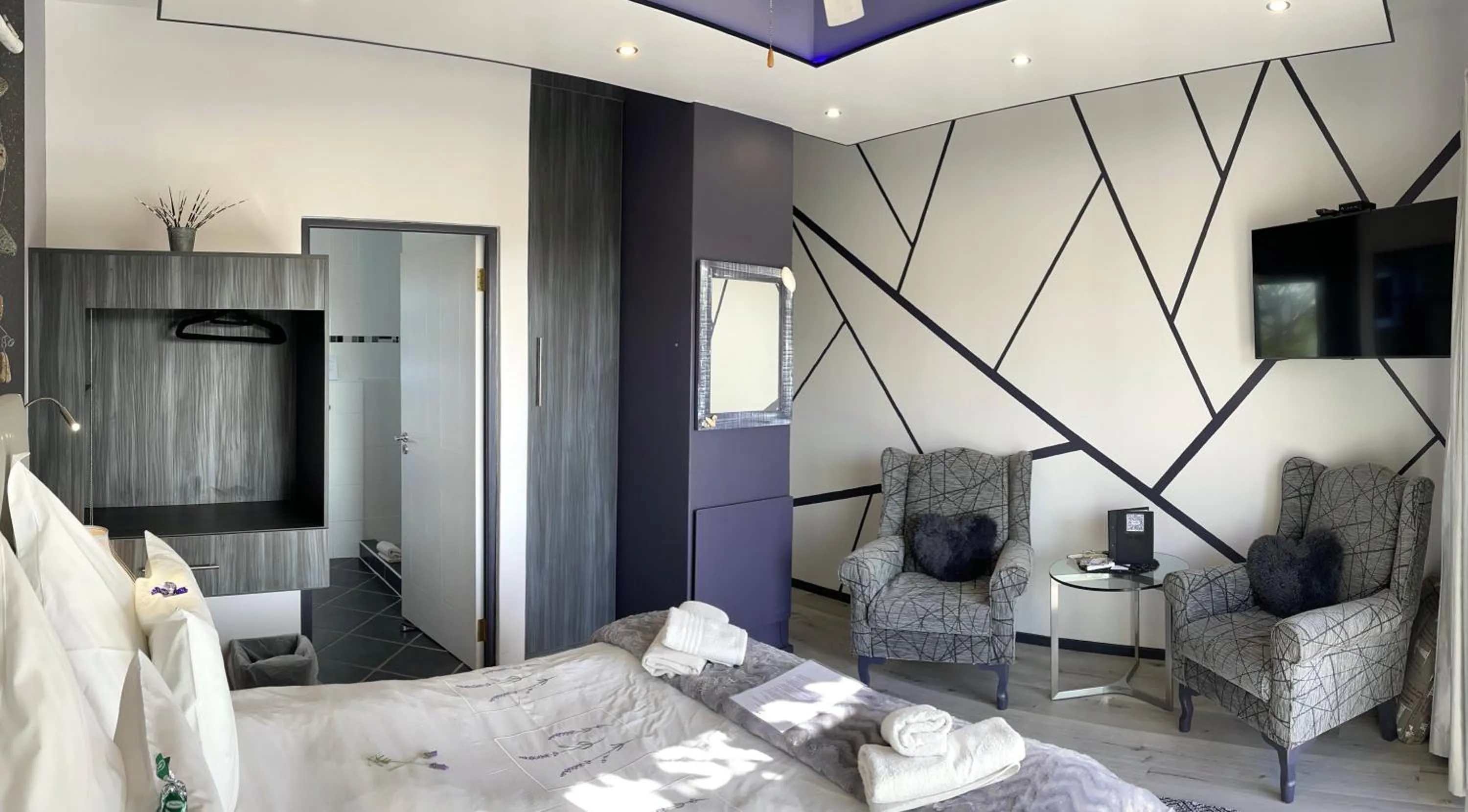 Seating area, Bed in Farr Out Guest House