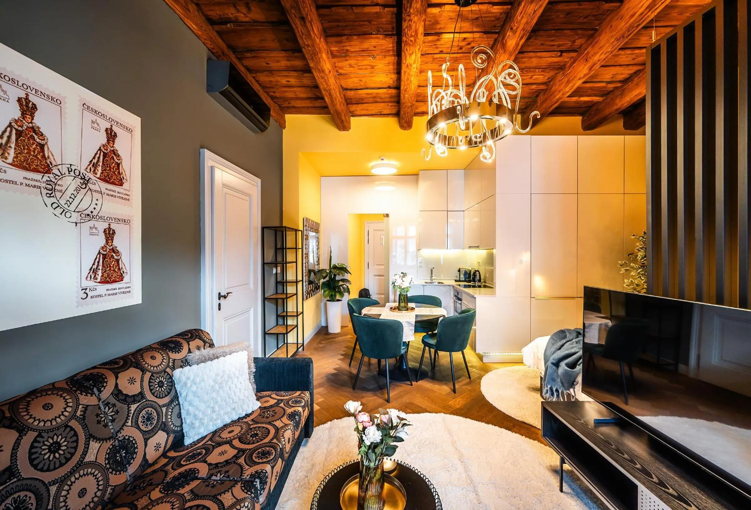 TV and multimedia in Old Royal Post Boutique Hotel & Premium Suites