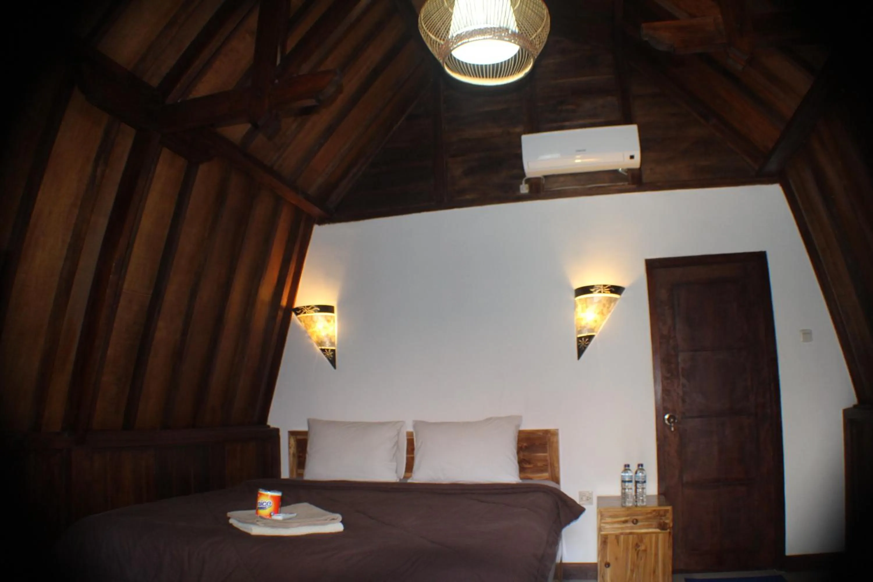 Photo of the whole room, Bed in Tri Putri Homestay