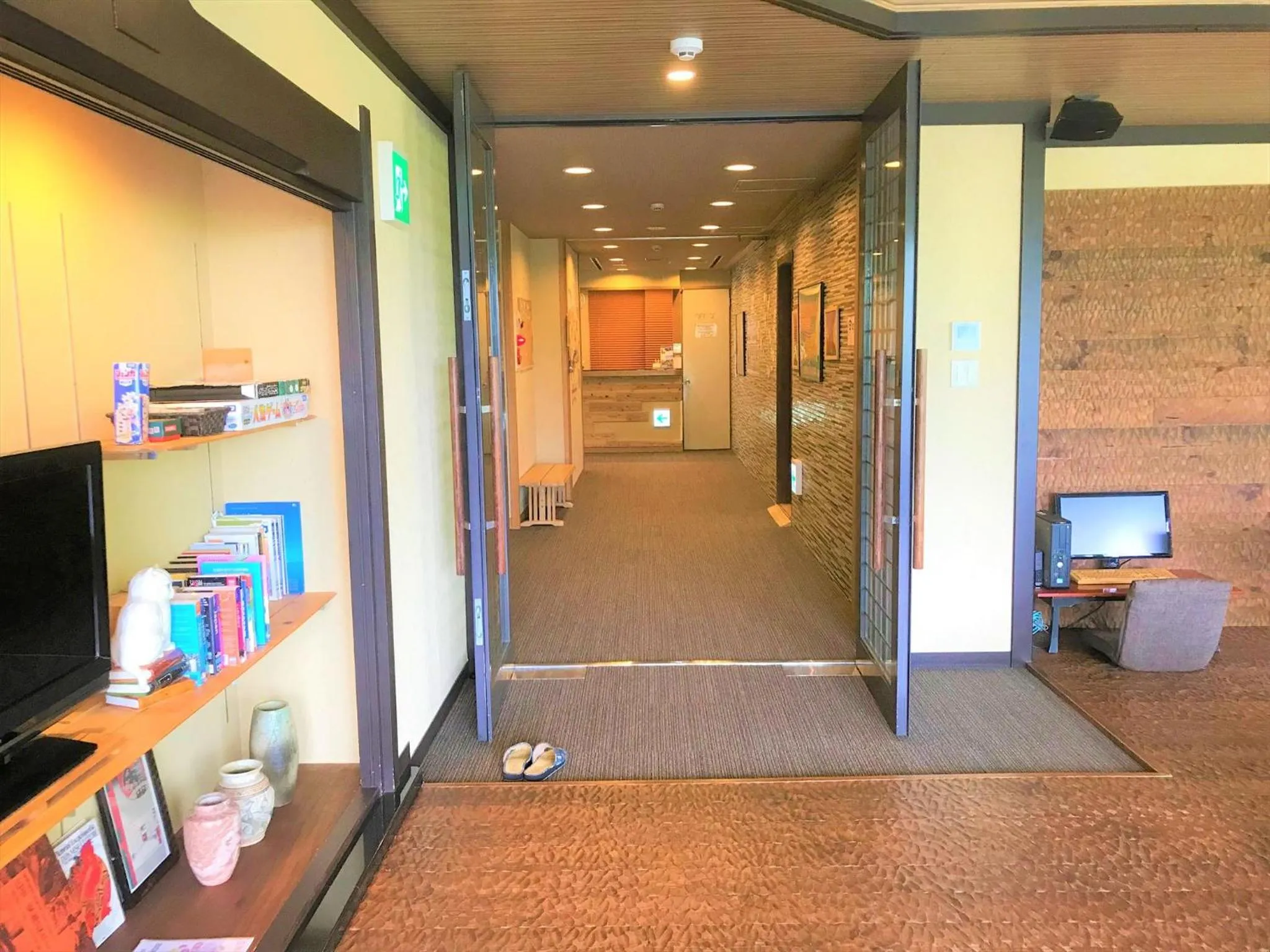 Communal lounge/ TV room in K's House Hostels - Hakone Yumoto Onsen