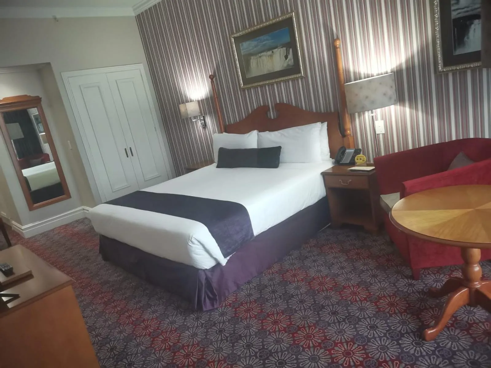 Bedroom, Bed in Walmont at Graceland