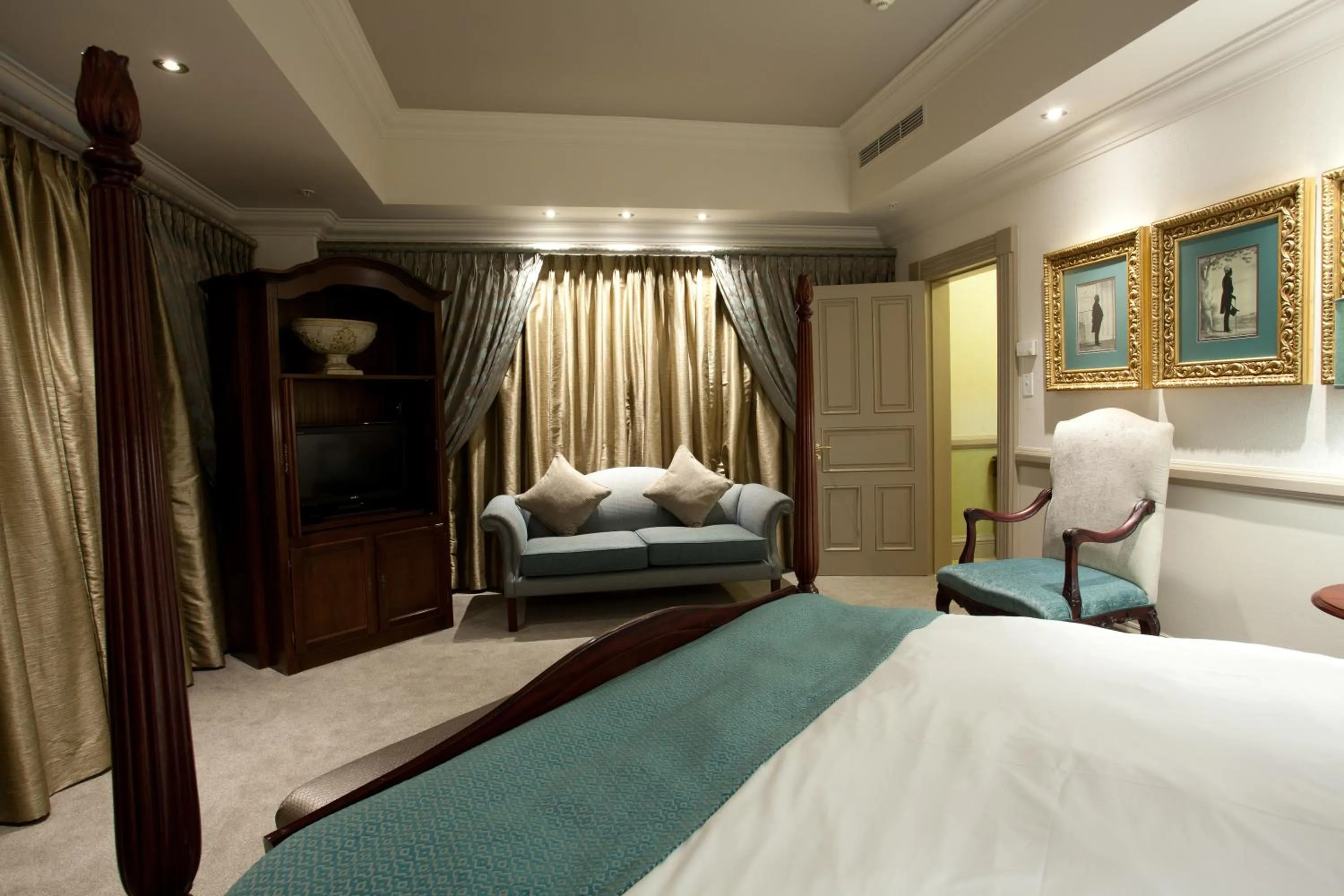 Lounge or bar, Bed in Walmont at Graceland