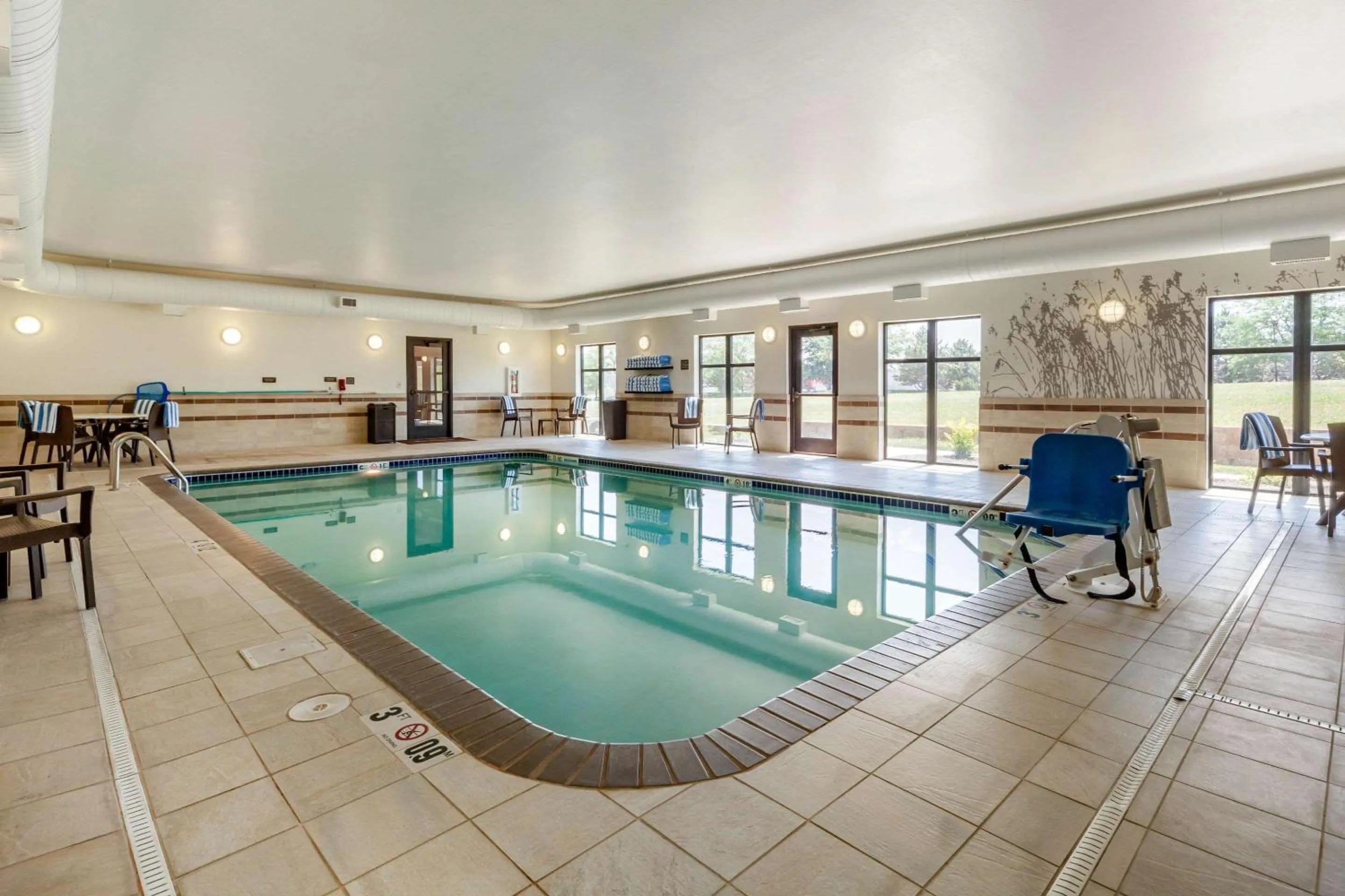 Swimming pool in MainStay Suites Lincoln University Area