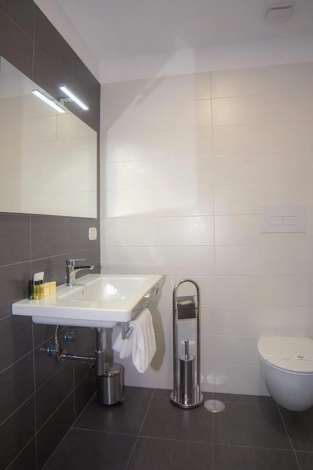 Bathroom in Hotel Leopardi