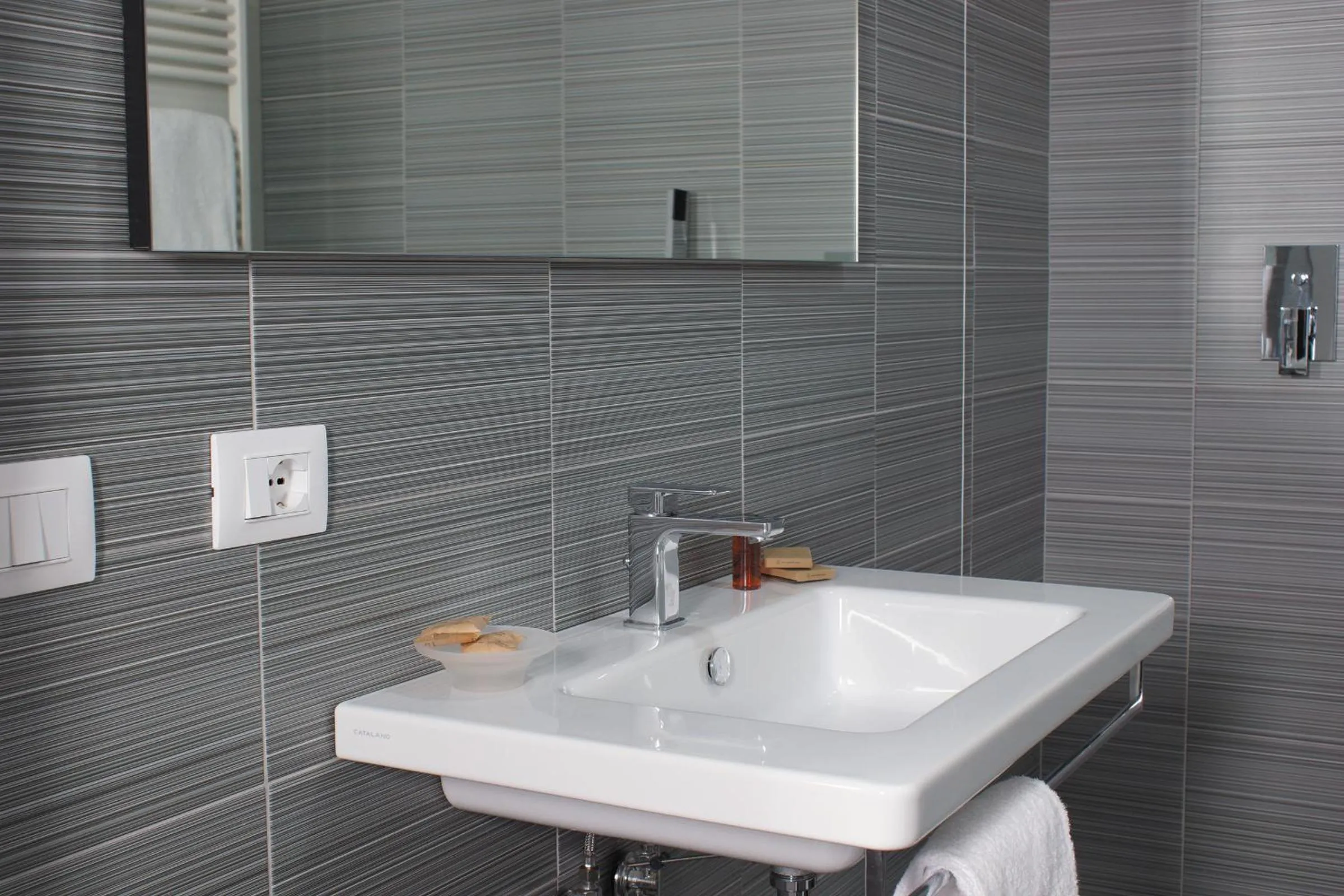 Bathroom in Hotel Leopardi