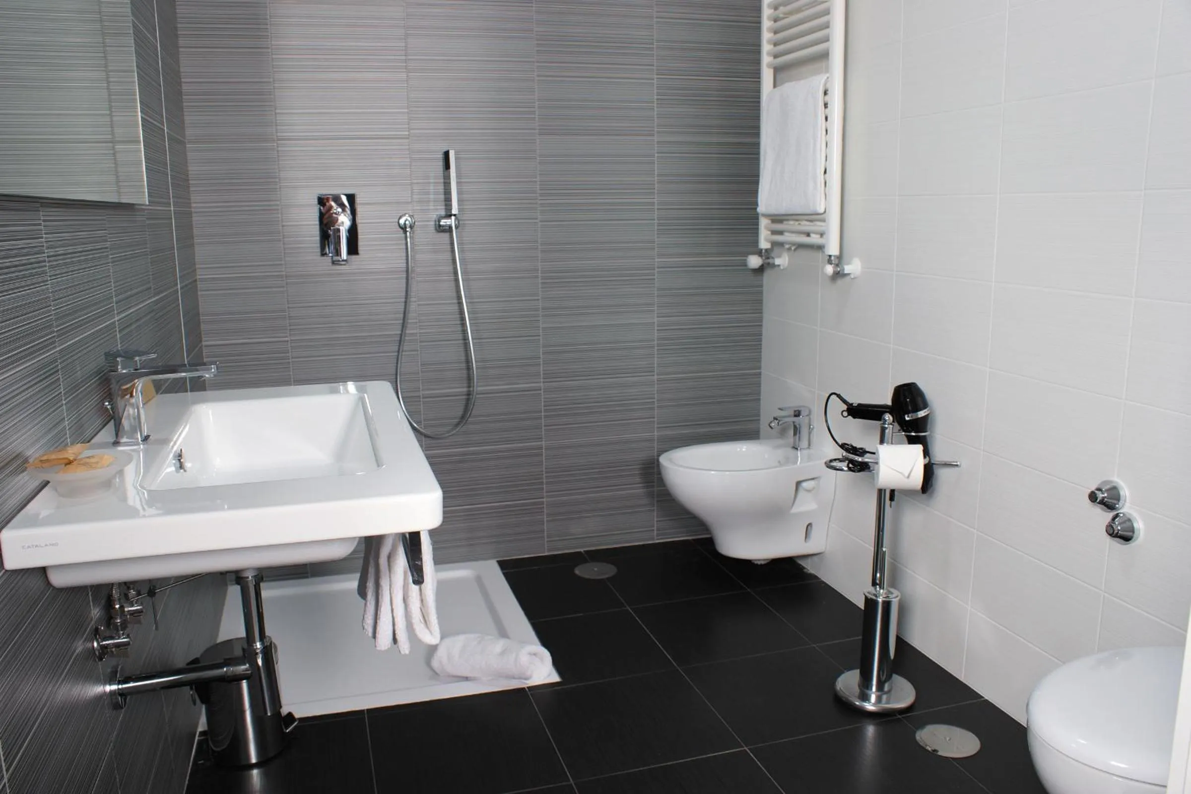 Bathroom in Hotel Leopardi