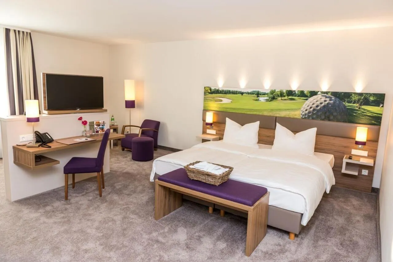 Photo of the whole room, Bed in Stratmanns Hotel