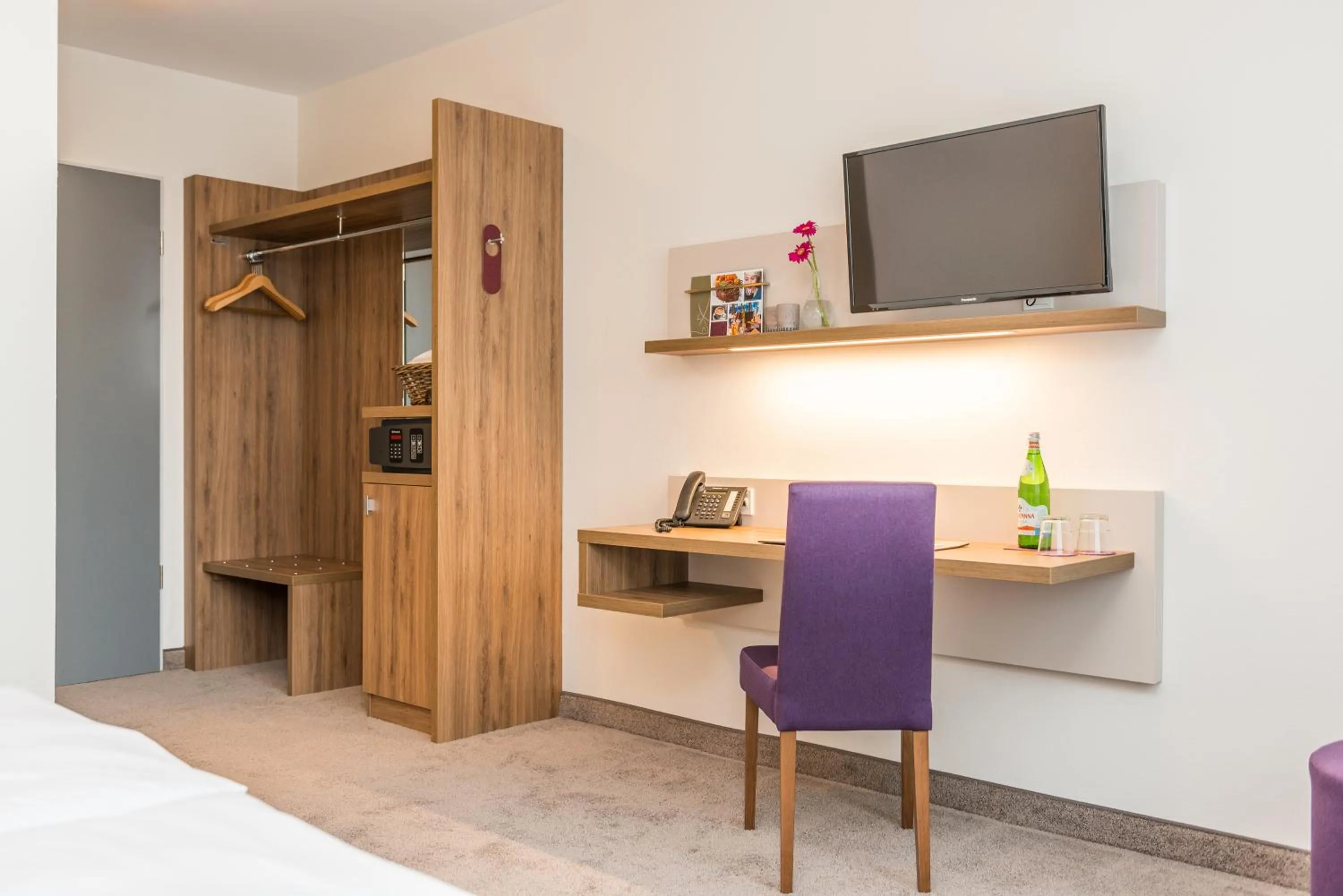 TV and multimedia, Bed in Stratmanns Hotel