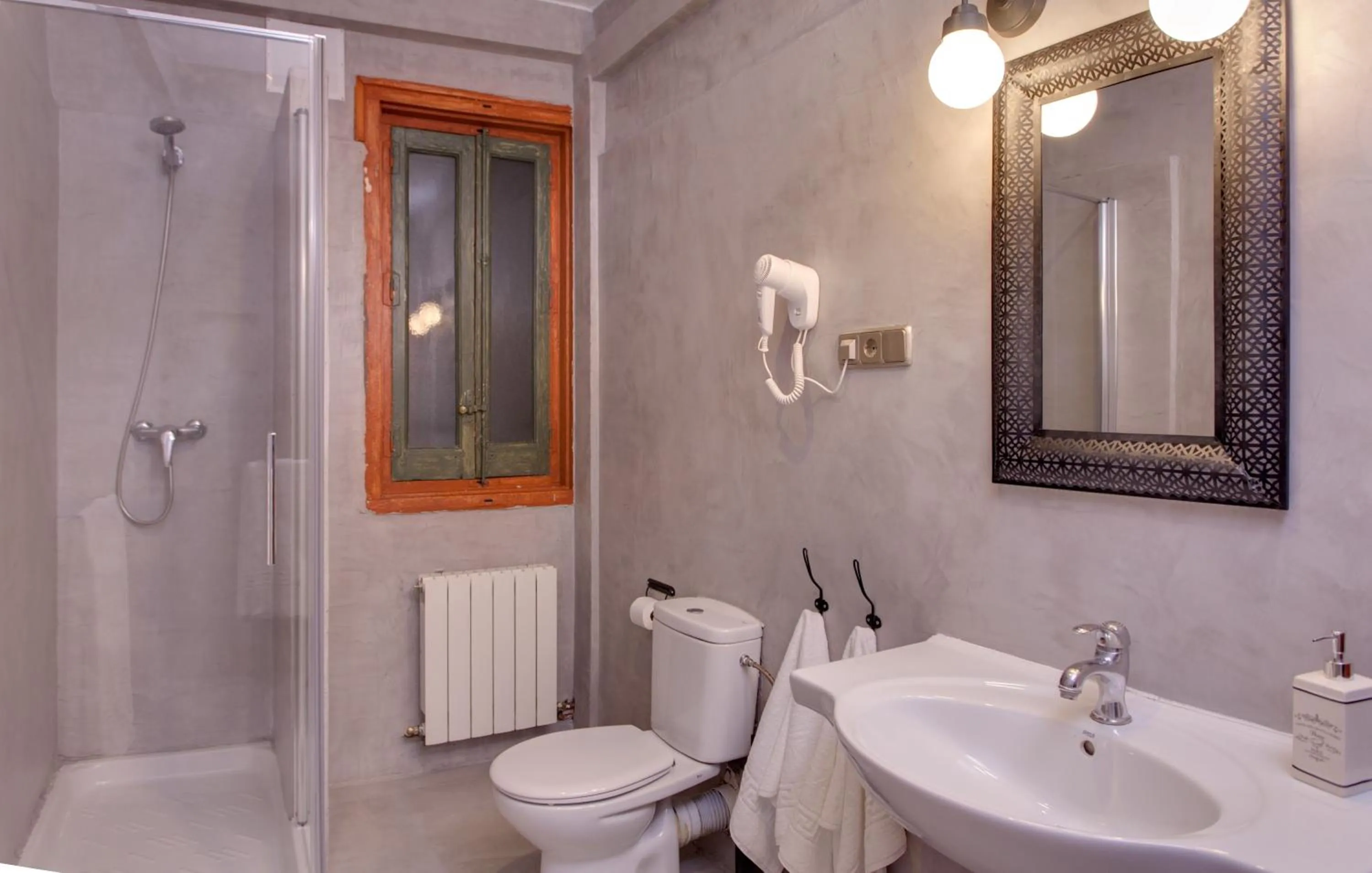 Toilet in AbraCadabra Suites