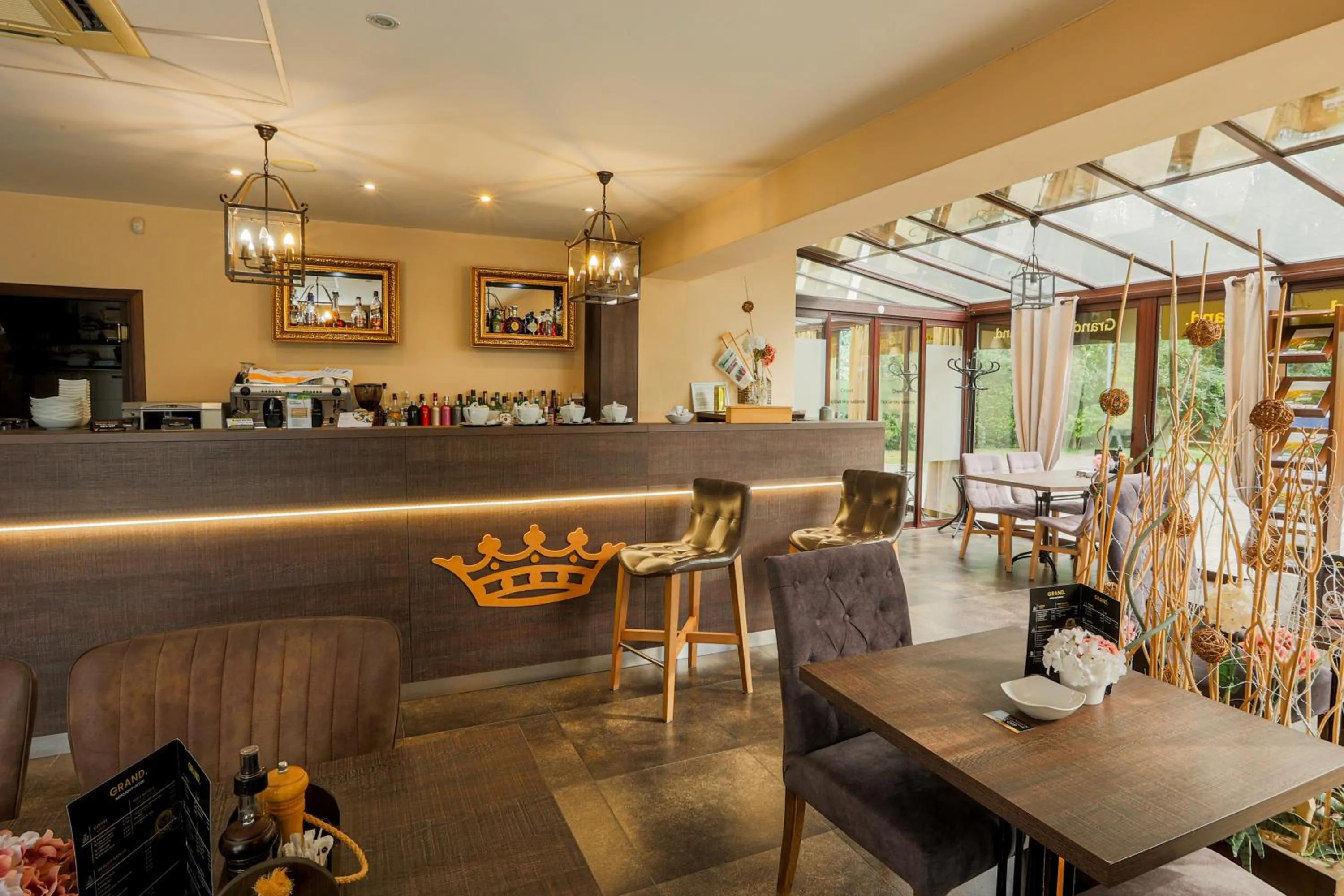 Restaurant/places to eat in Grand Hotel Senica, Garni