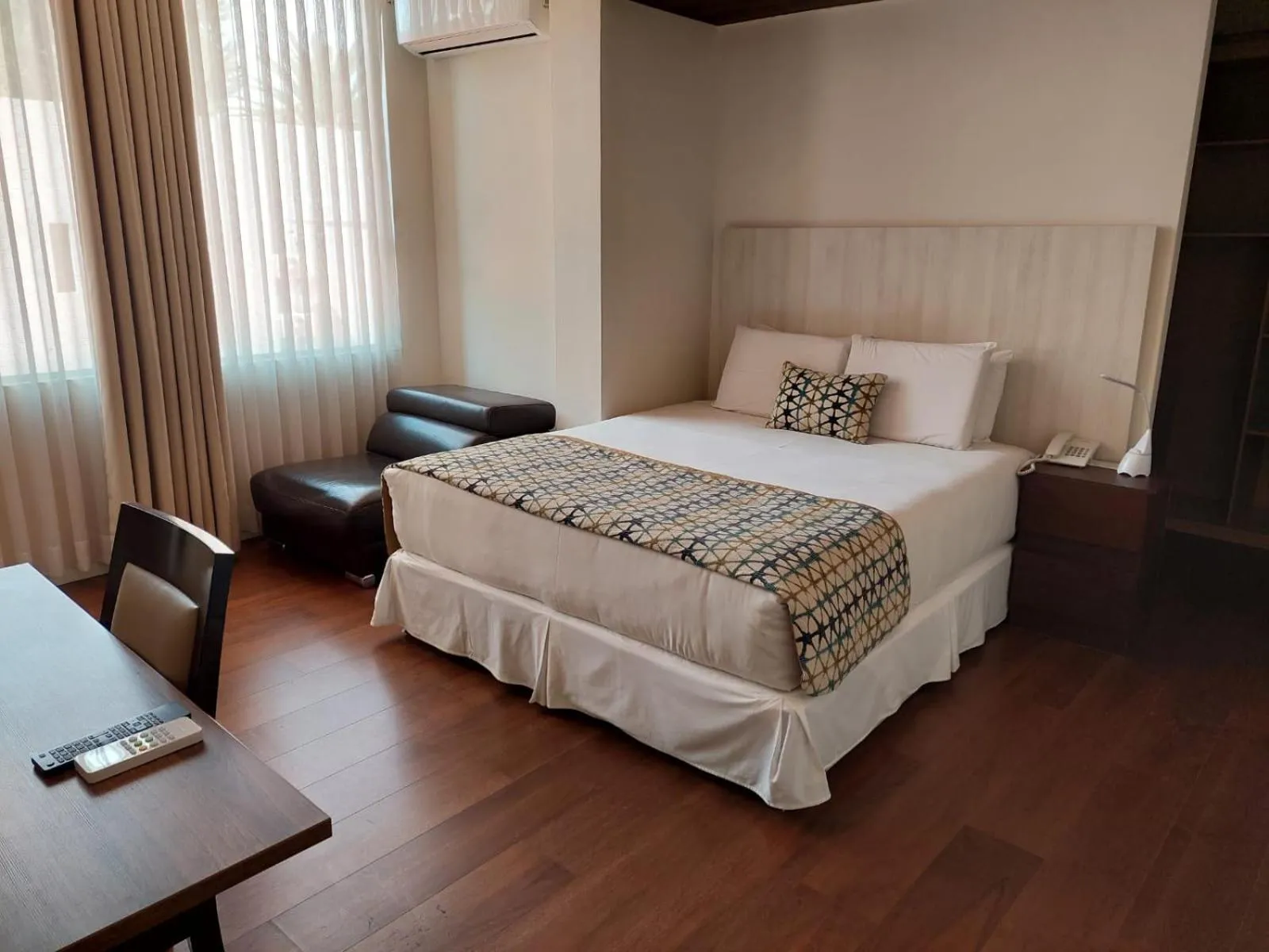 Photo of the whole room, Bed in Camino Plaza