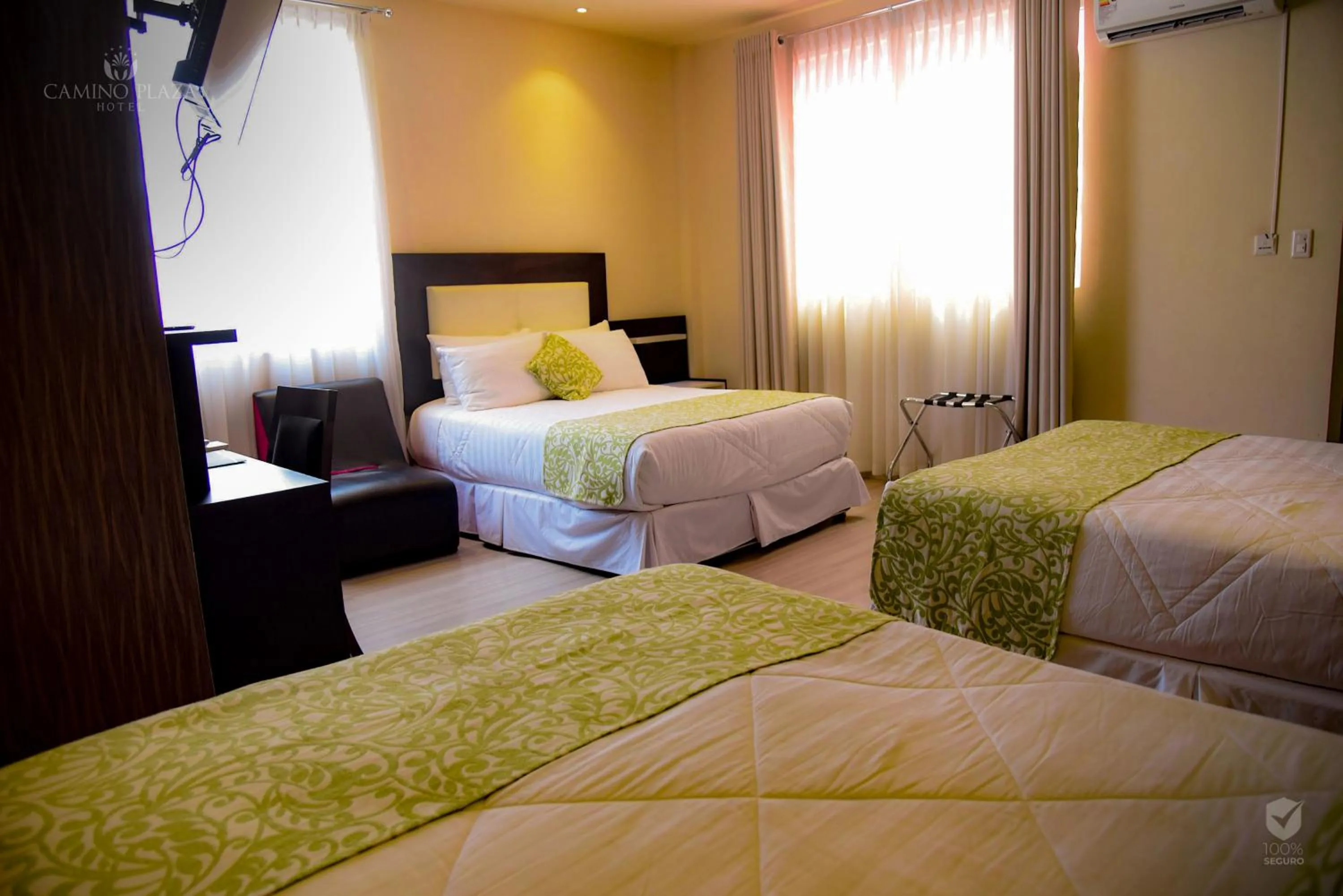 Photo of the whole room, Bed in Camino Plaza