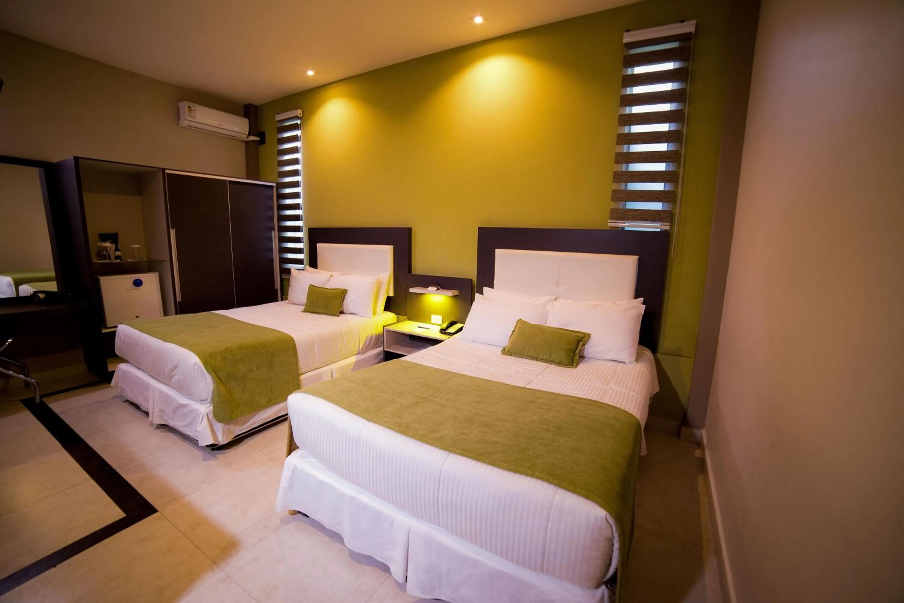 Photo of the whole room, Bed in Camino Plaza