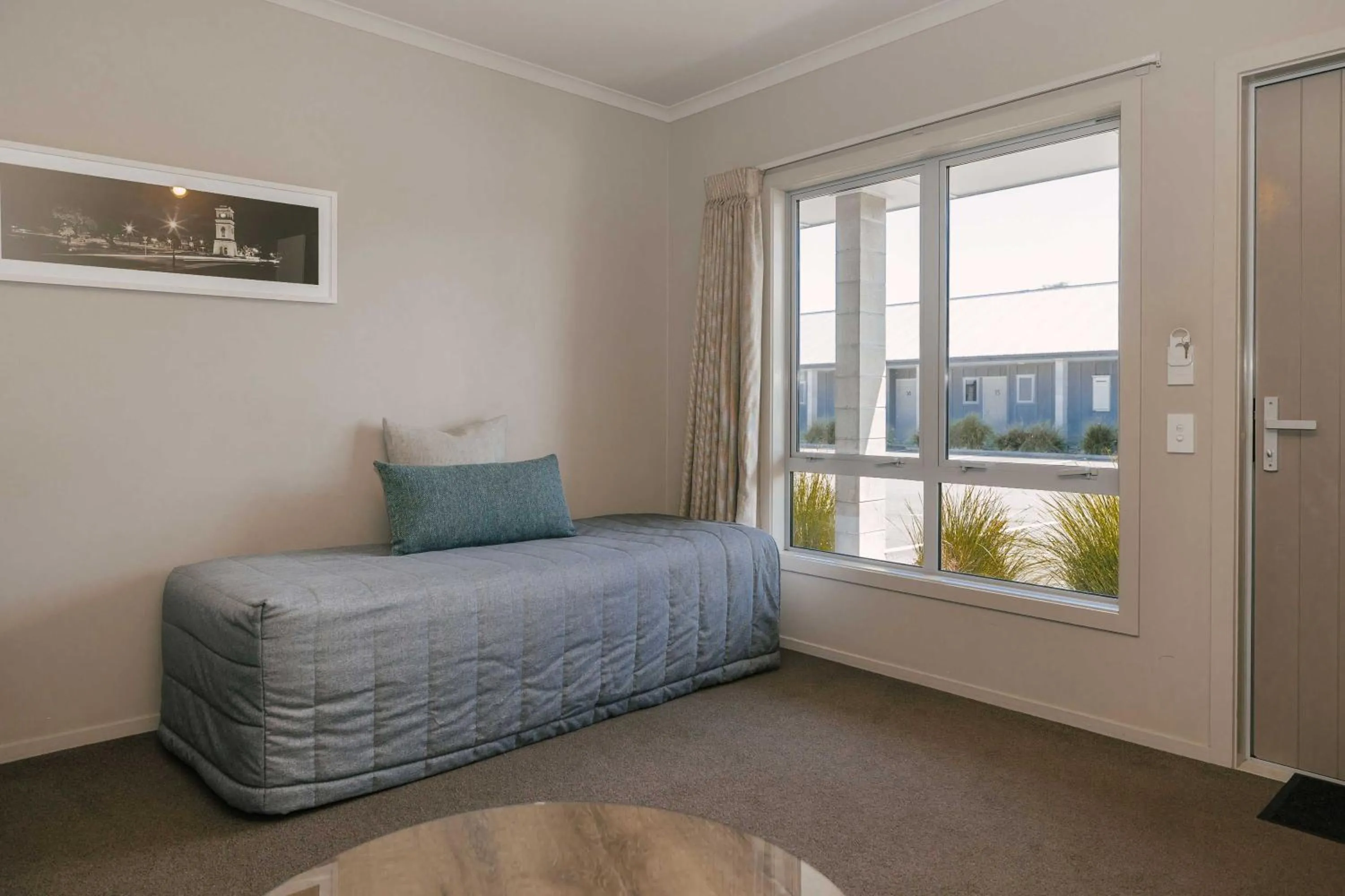 Living room, Bed in South Street West Motel