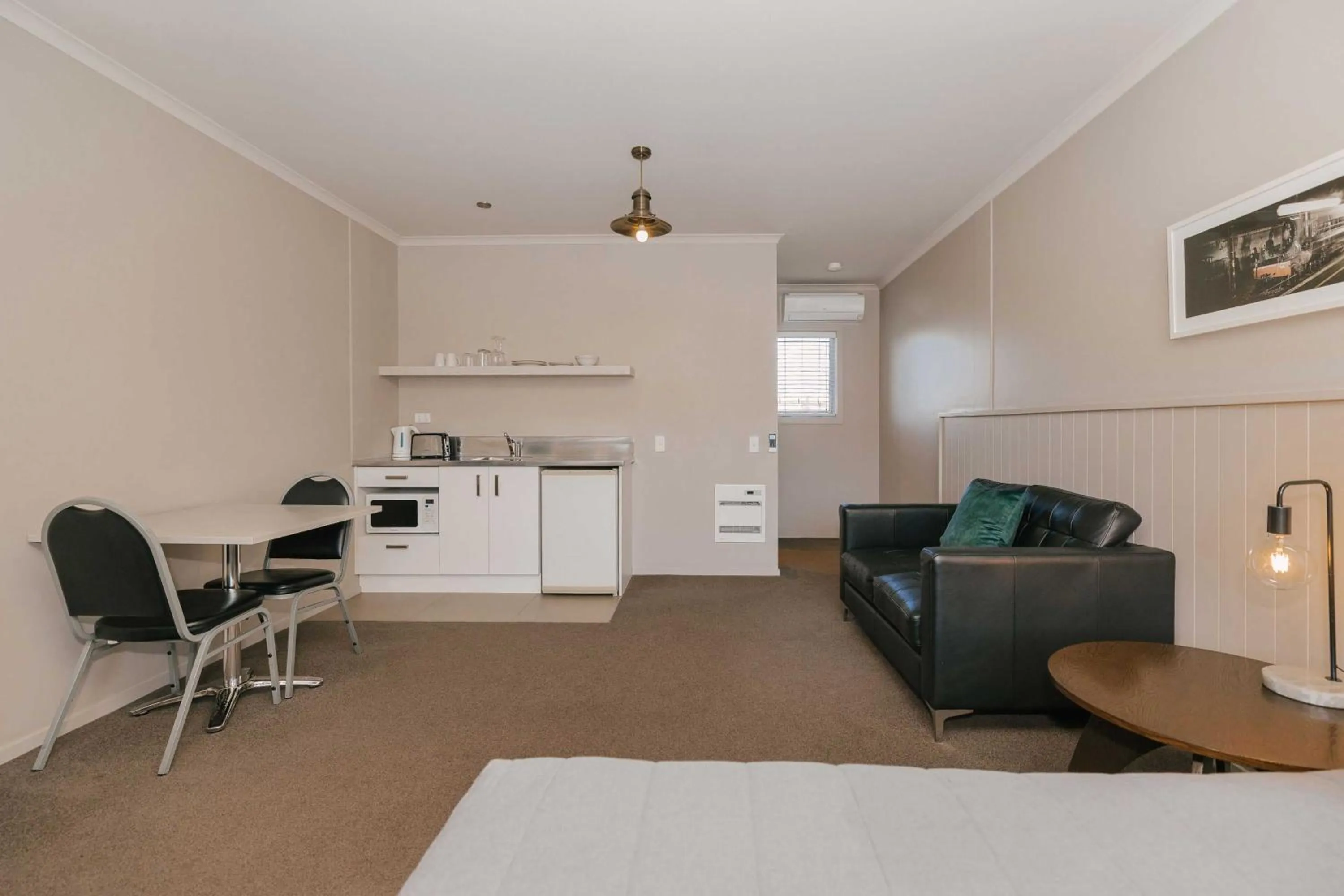 Living room in South Street West Motel