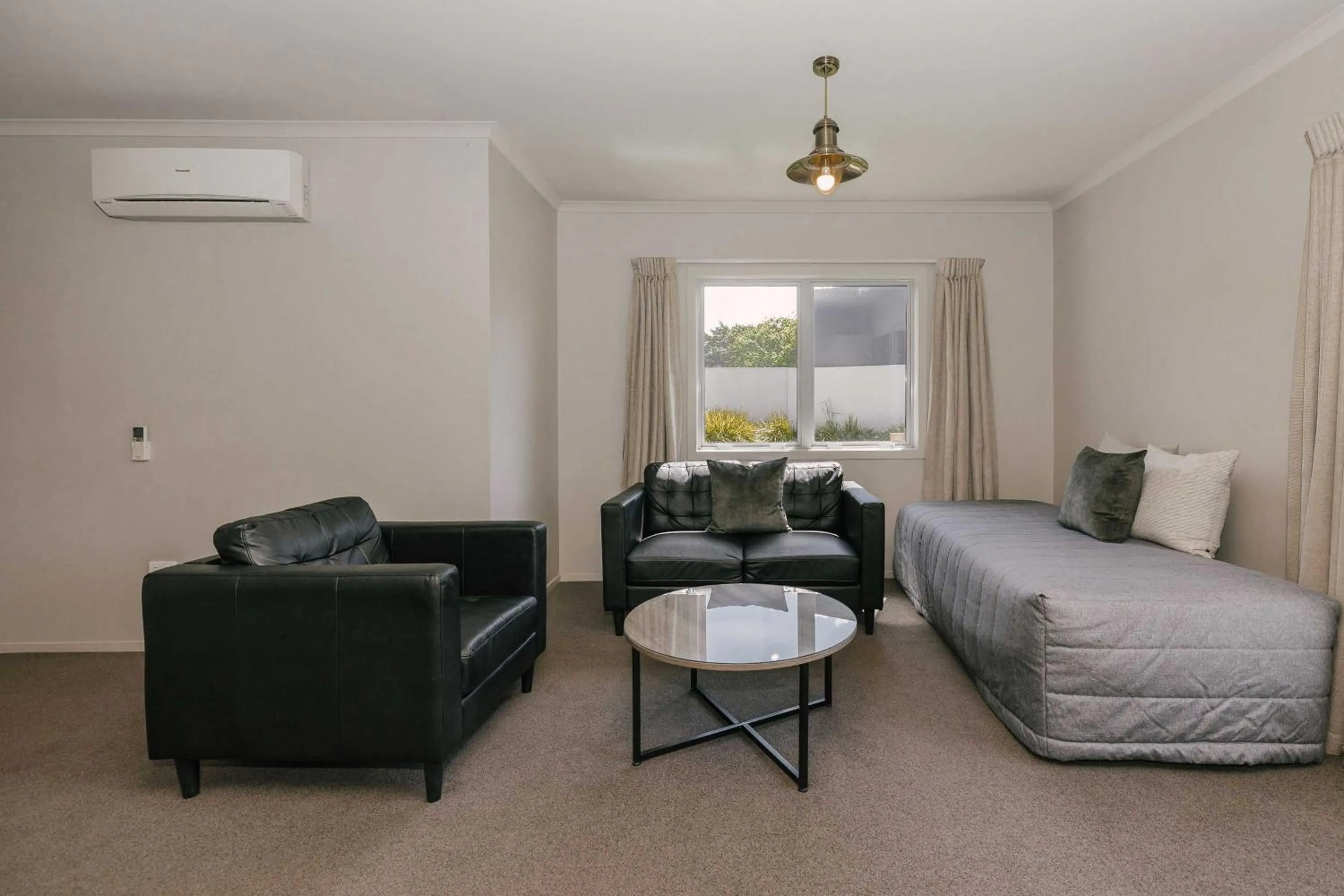 Seating area, Bed in South Street West Motel