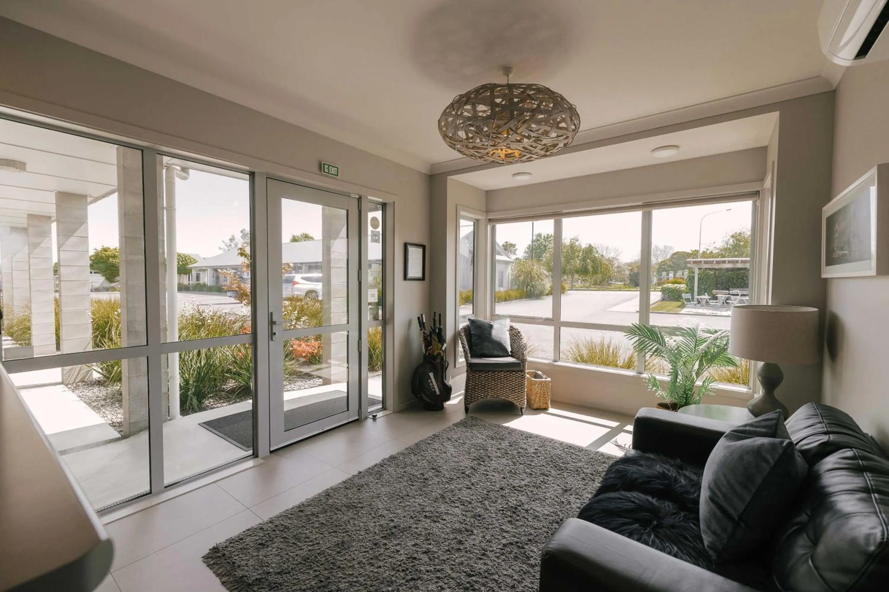 Facade/entrance in South Street West Motel