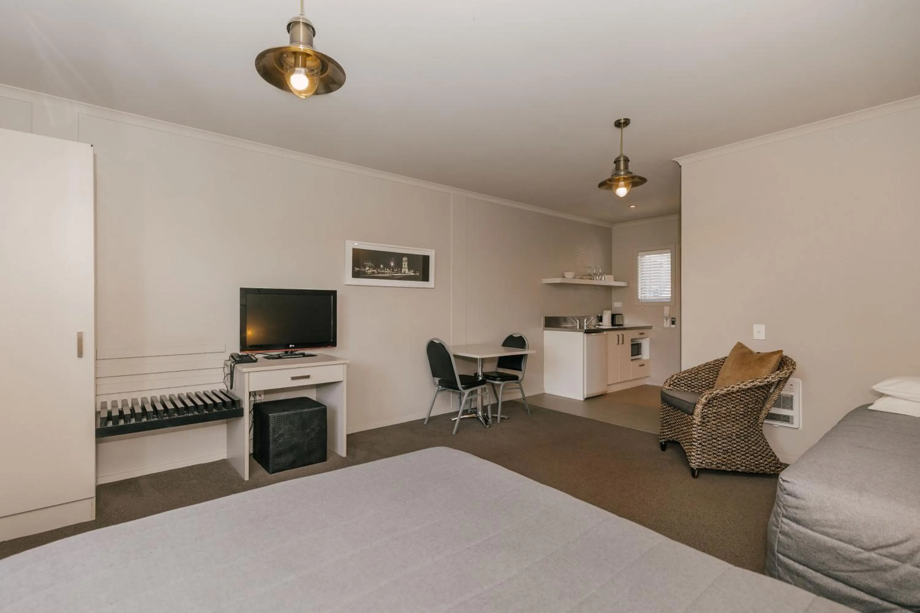 Living room, Bed in South Street West Motel